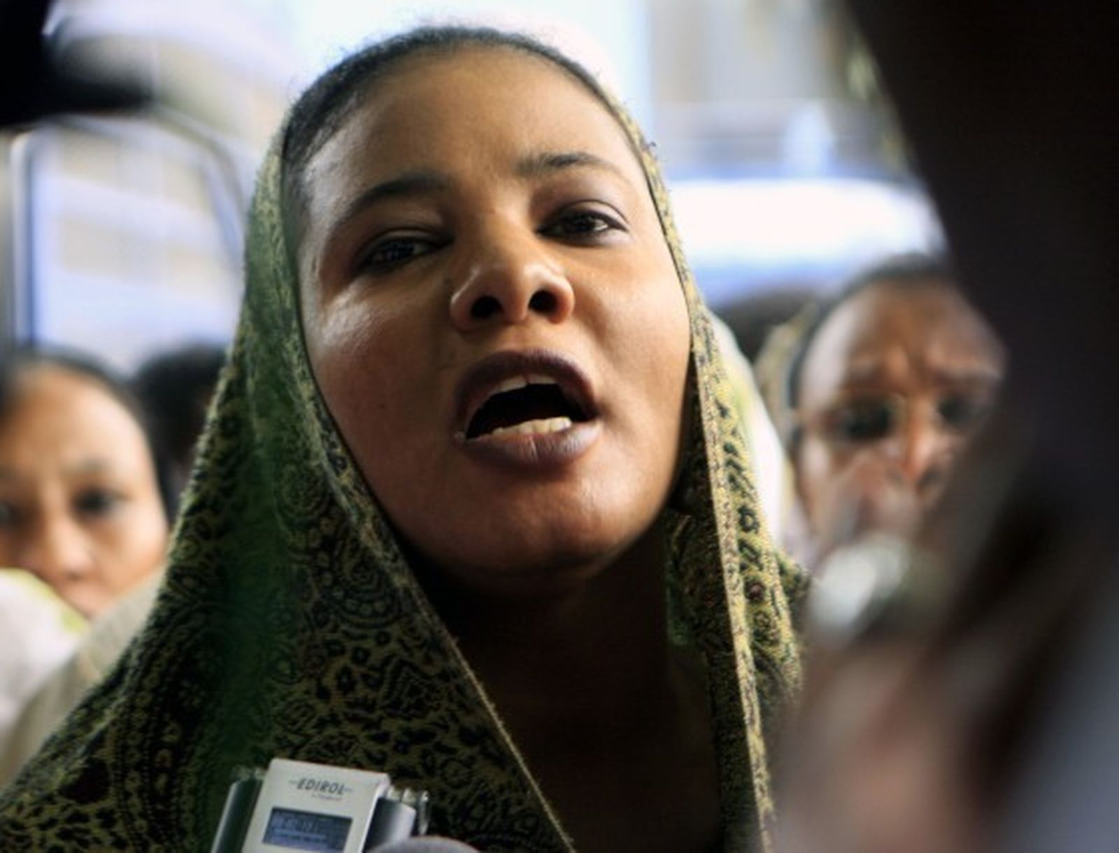 Cuarenta latigazos por ir vestida con pantalones