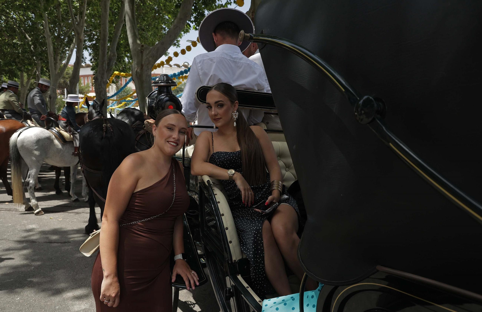 Dos jóvenes en un coche de caballos, este sábado en la Feria de Algeciras.