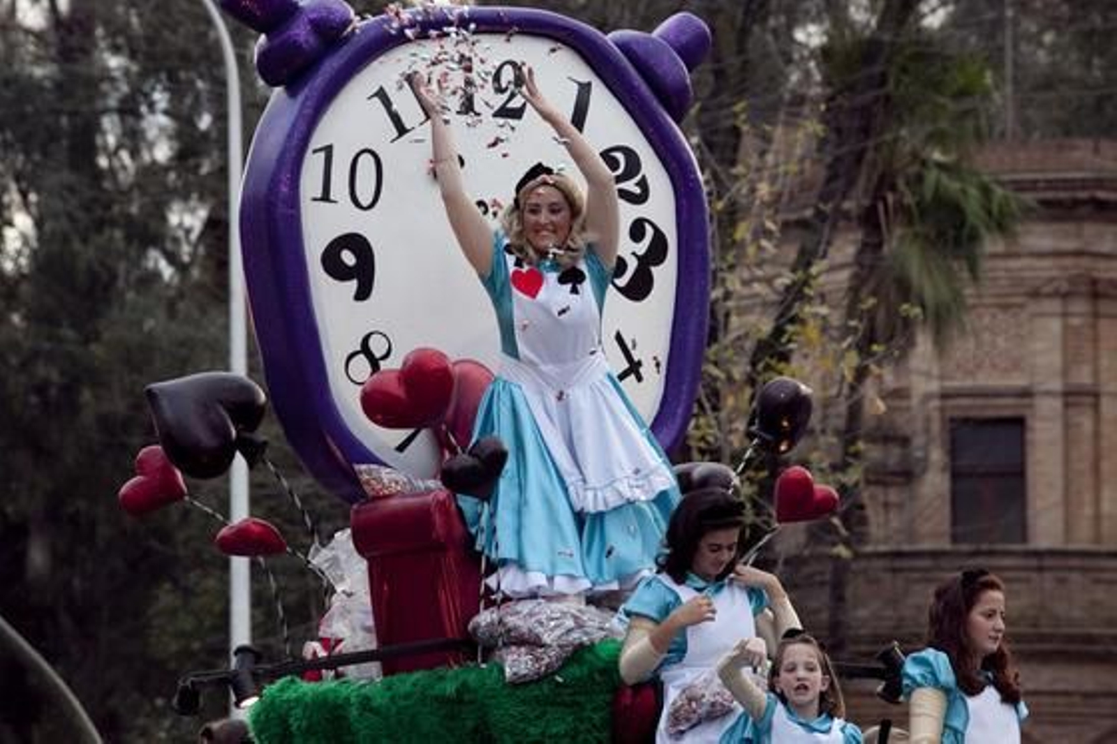 La protagonista de la carroza de Alicia en el País de las Maravillas, inspirada en el famoso libro de Lewis Carroll, lanza caramelos a los asistentes.

Foto: Jaime Martínez