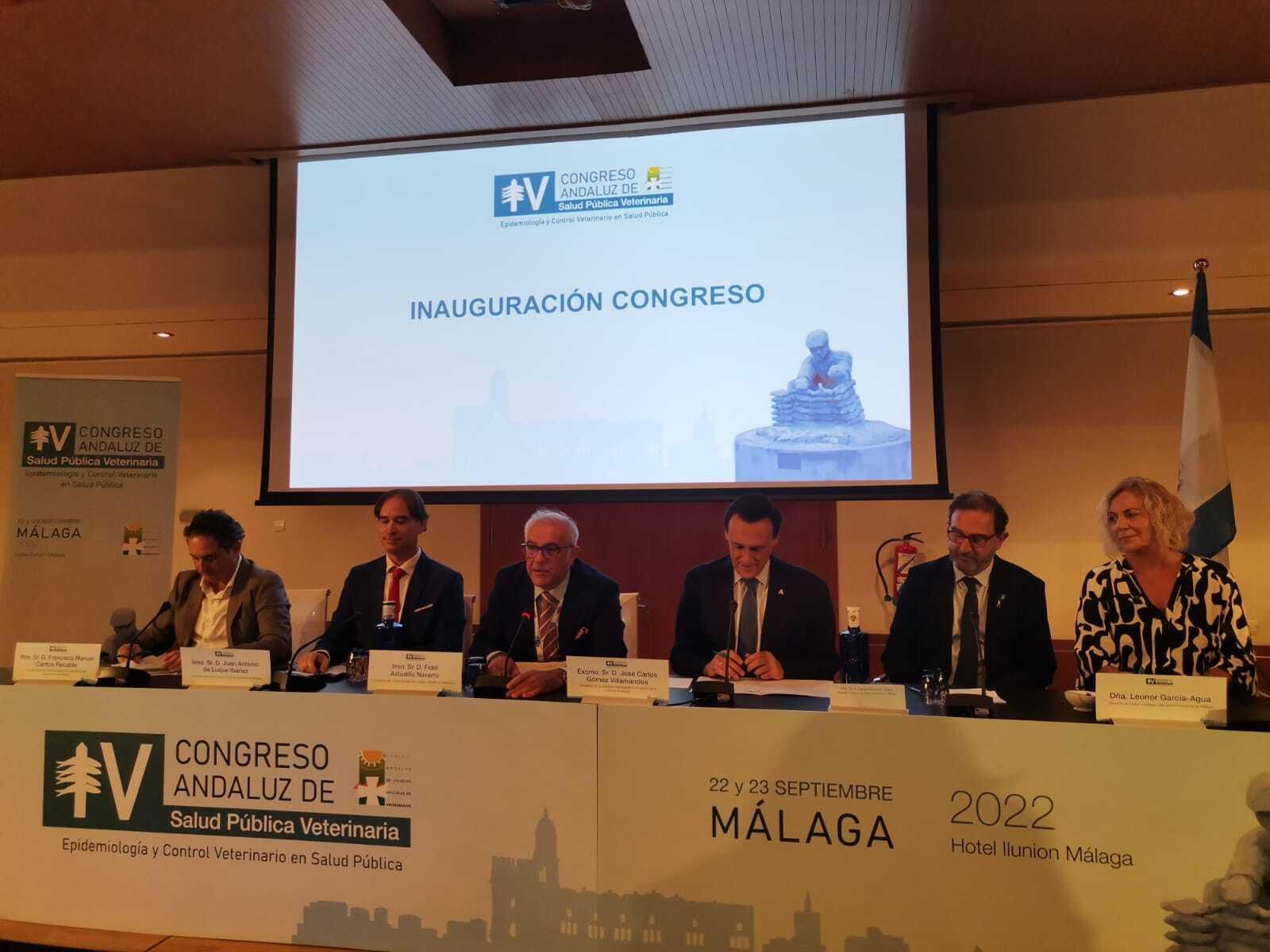 El consejero de Universidad, Investigación e Innovación de la Junta, Juan Carlos Gómez-Villamandos; Juan Antonio de Luque Ibáñez, presidente del Colegio Oficial de Veterinarios de Málaga; Leonor García-Agua, directora de Sabor a Málaga; Francisco Manuel Cantos, concejal de Sostenibilidad Medioambiental del Ayuntamiento de Málaga; y Carlos Bautista, delegado territorial de Salud y Consumo en la ciudad.