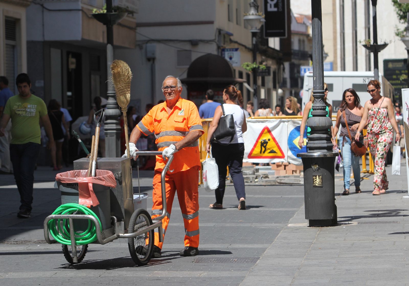 Un trabajador de Sadeco, en sus labores diarias.