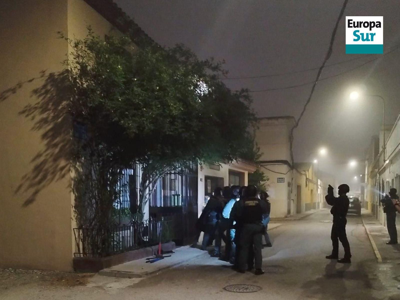 Registro de una vivienda en la calle Alcalde de Móstoles, en La Línea, esta madrugada.
