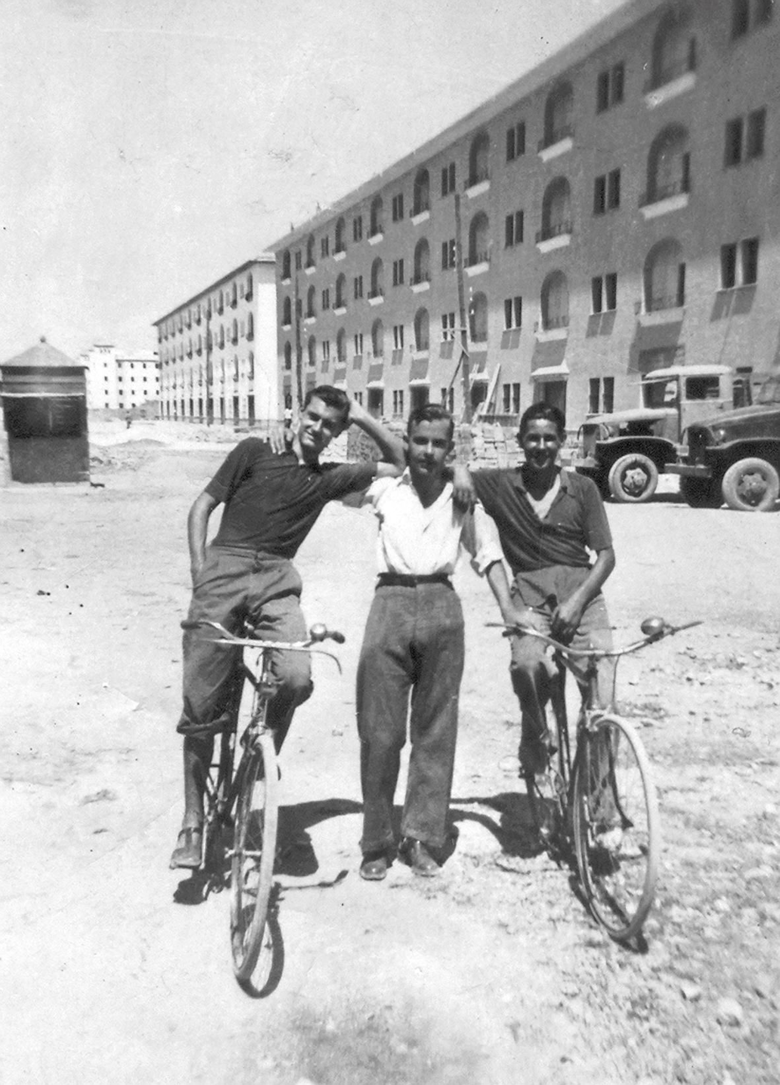 Jóvenes vecinos del Tiro de Línea posan con sus bicis en los años 40.