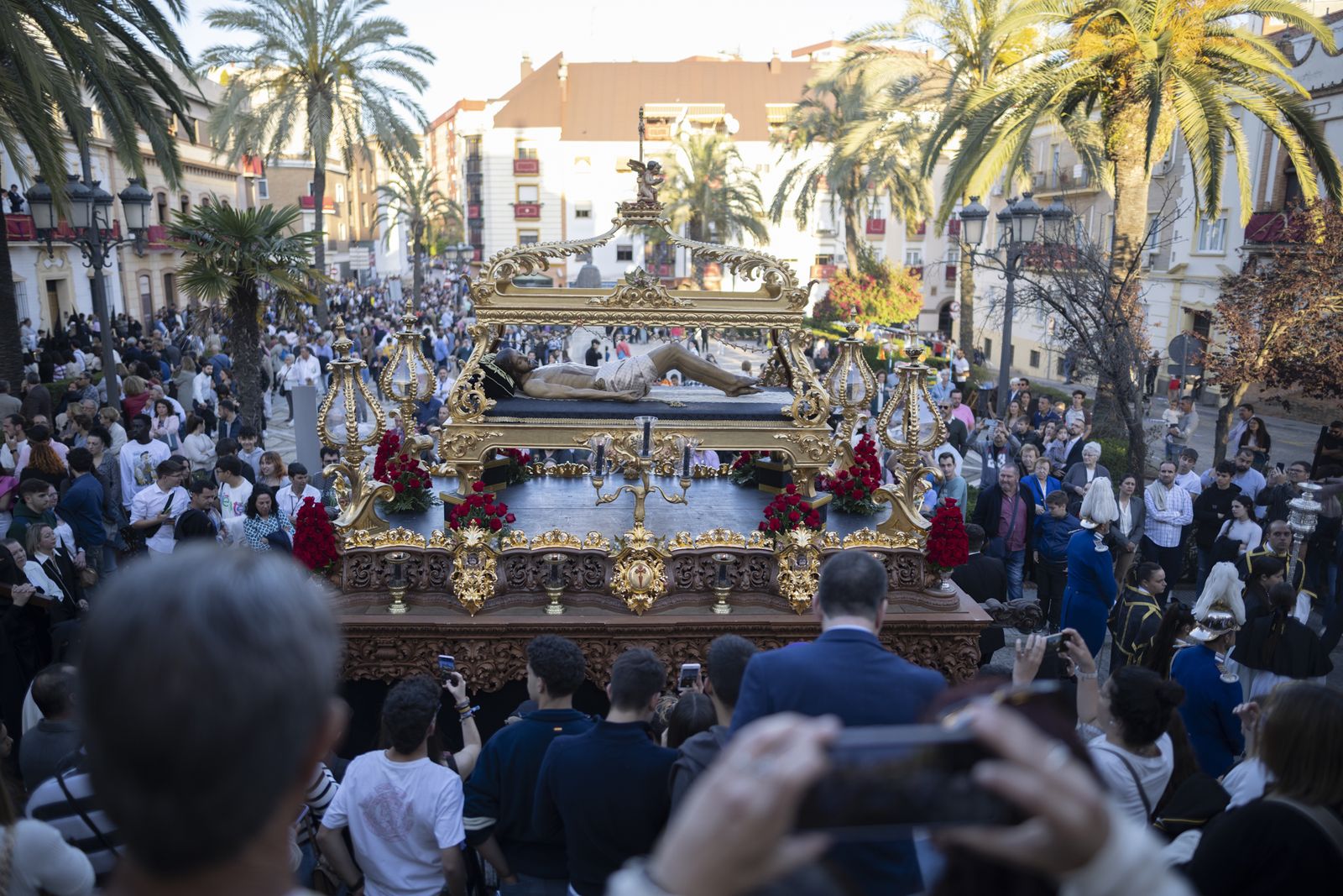 La Hermandad del Santo Entierro de la Semana Santa de Huelva 2023, en imágenes