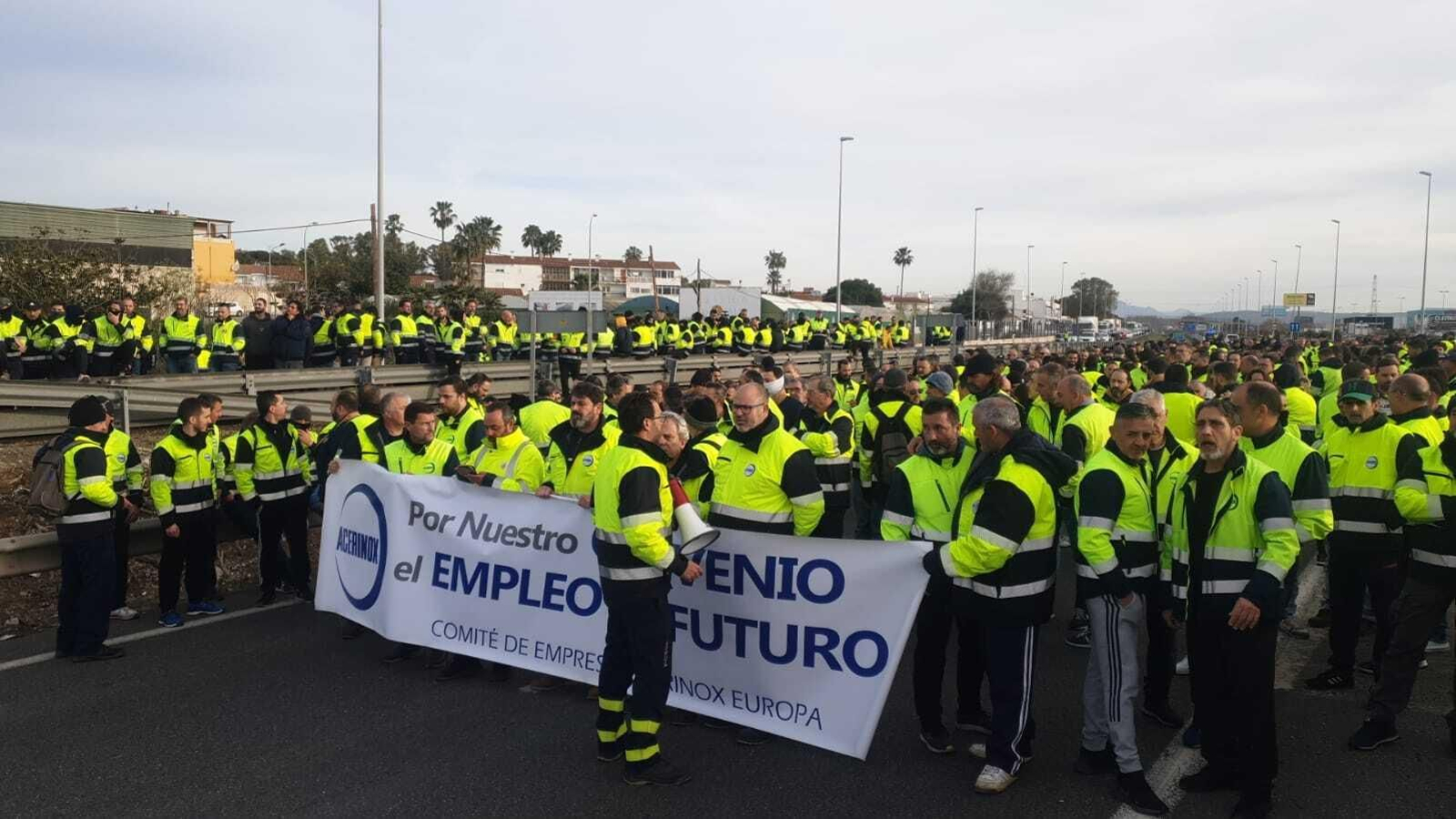 Corte de la autovía A-7 por los trabajadores de Acerinox en huelga, este miércoles. Corte de la autovía A-7 por los trabajadores de Acerinox en huelga, este miércoles.