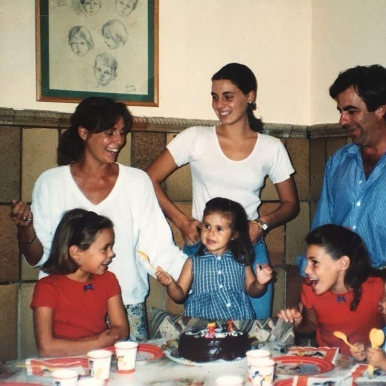 Ana Cristina, en uno de sus cumpleaños de niña con sus padres y sus tres hermanas: Alejandra, Eugenia y Claudia.