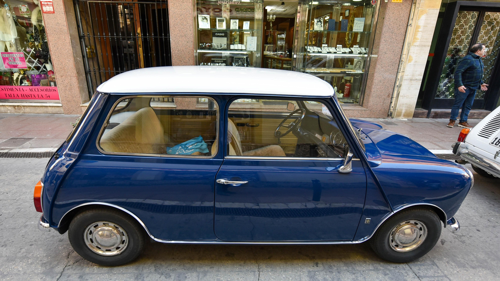 La exhibición de coches de antiguos en el centro de La Línea, en imágenes