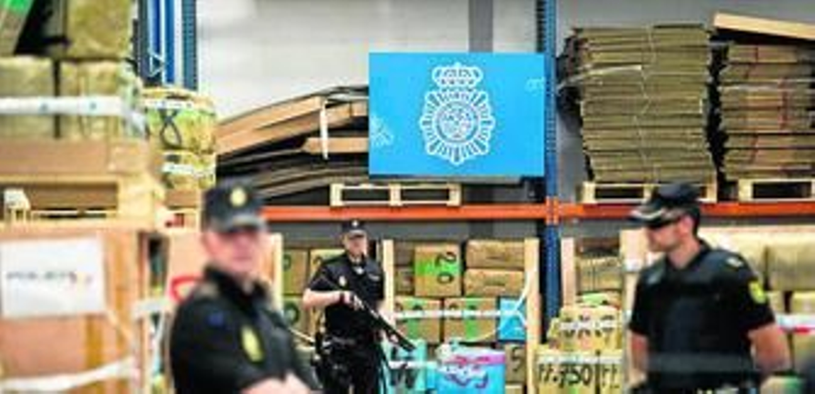 Policías nacionales custodian uno de los alijos hallados en Córdoba hace unos días.