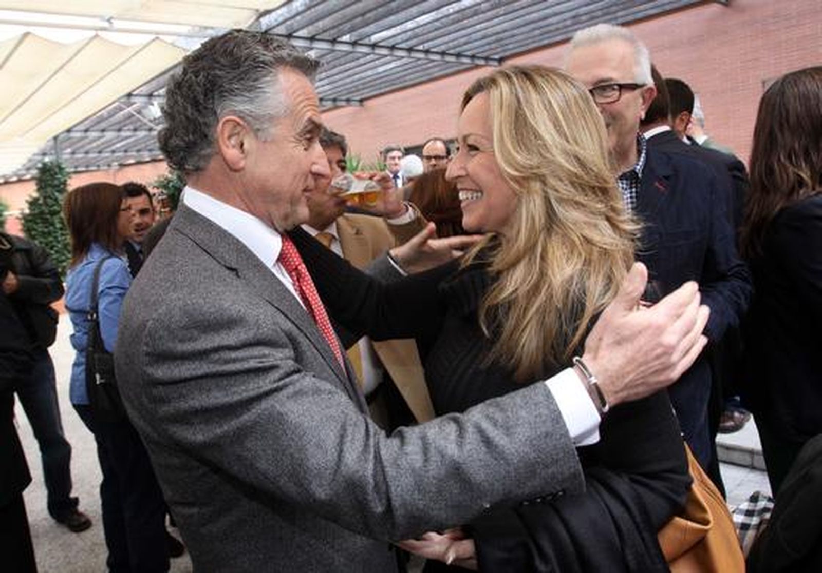 El consejero de Cultura de la Junta de Andalucía, Paulino Plata, abraza a la exministra de Exteriores y diputada Trinidad Jiménez, en presencia del catedrático de Hacienda Pública José Sánchez Maldonado.

Foto: S. Camacho· Migue Fernandez