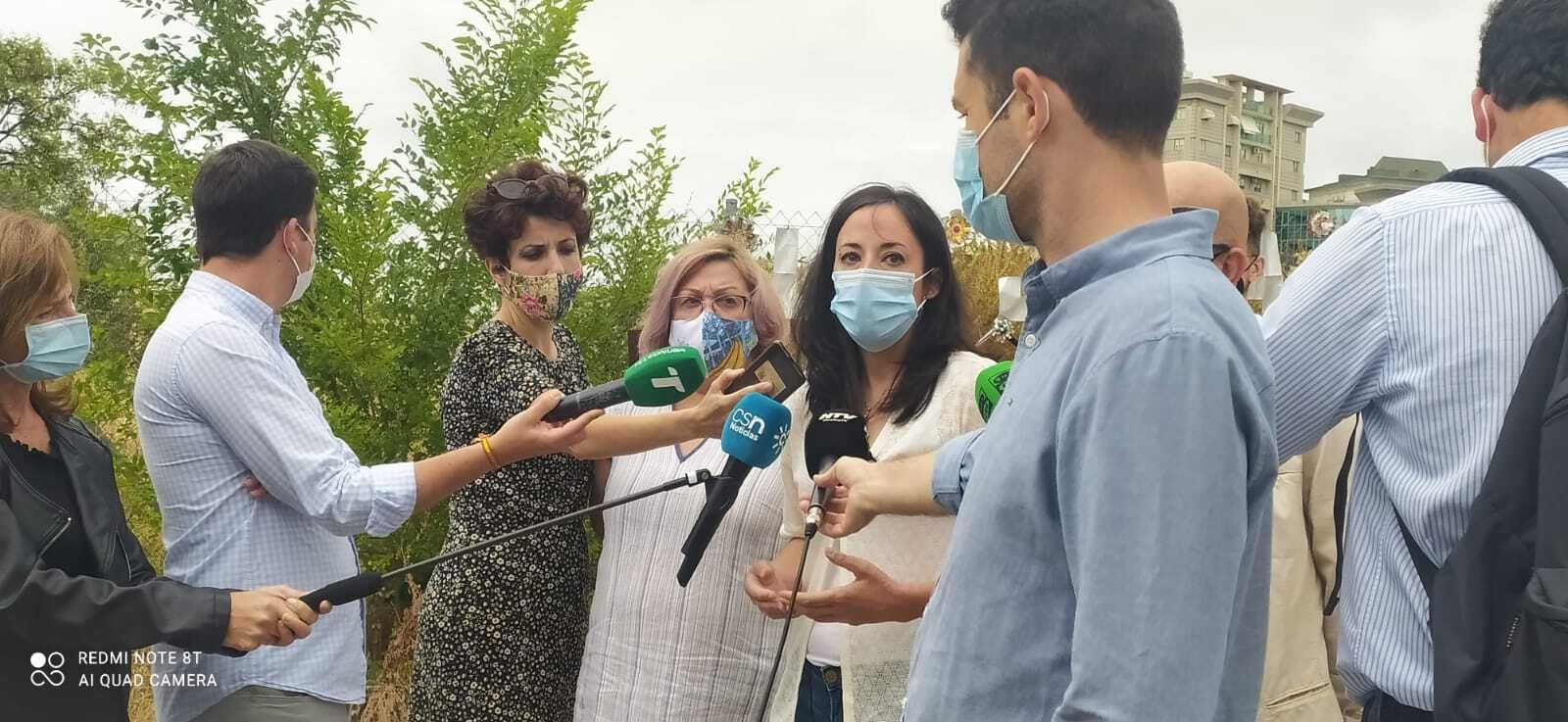 Mónica Rossi e Isabel Franco atienden a los medios junto al Cabezo de la Joya.