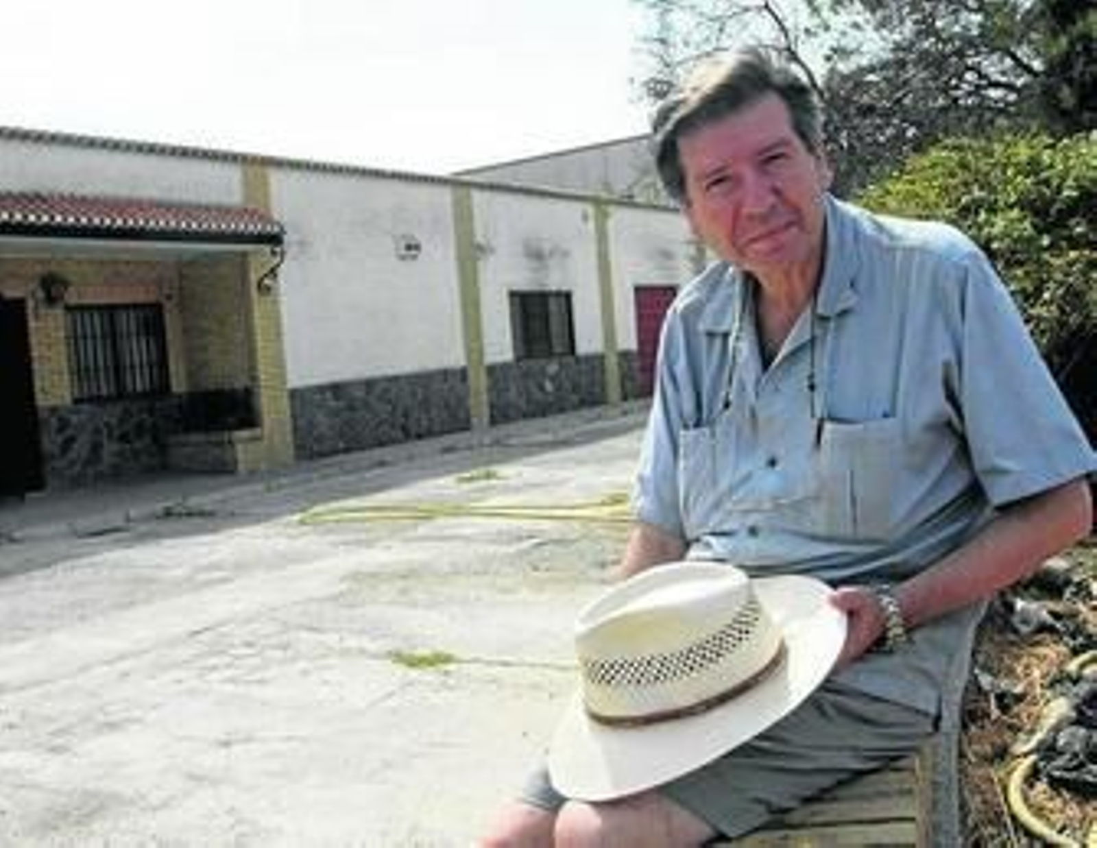 José Luis Rosúa Campos, junto a los almacenes de Armilla.