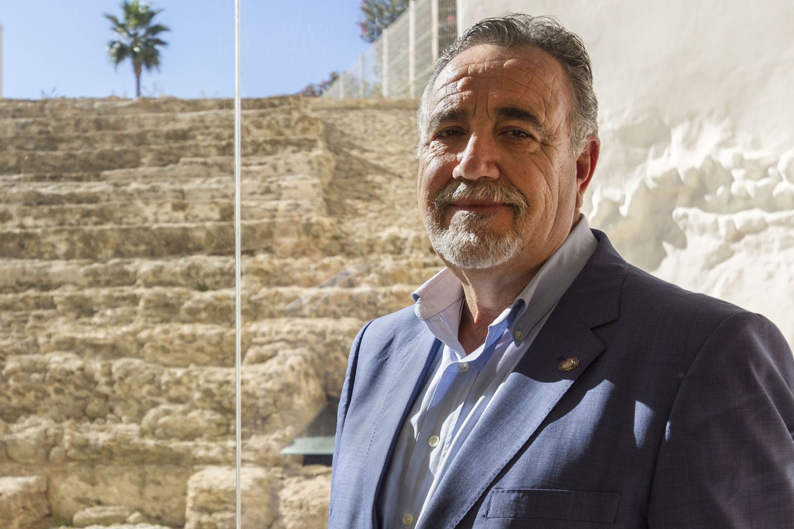 Jesús Maeso de la Torre, retratado en el Centro de Interpretación del Teatro Romano de Cádiz.