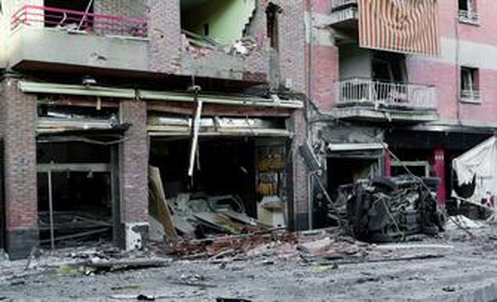 Daños materiales producidos en la casa cuartel de Calahorra por el efecto de la explosión de un coche bomba de la banda terrorista ETA.