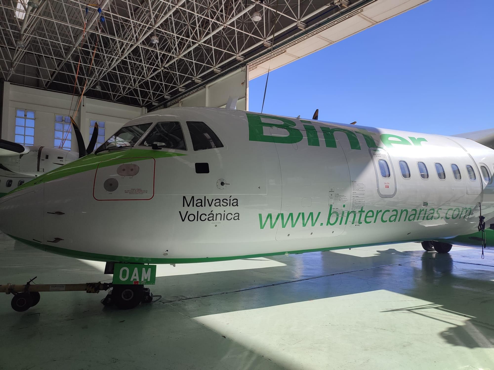 Un paseo en imágenes por el hangar de Binter, donde se revisan los aviones que vuelan a Córdoba