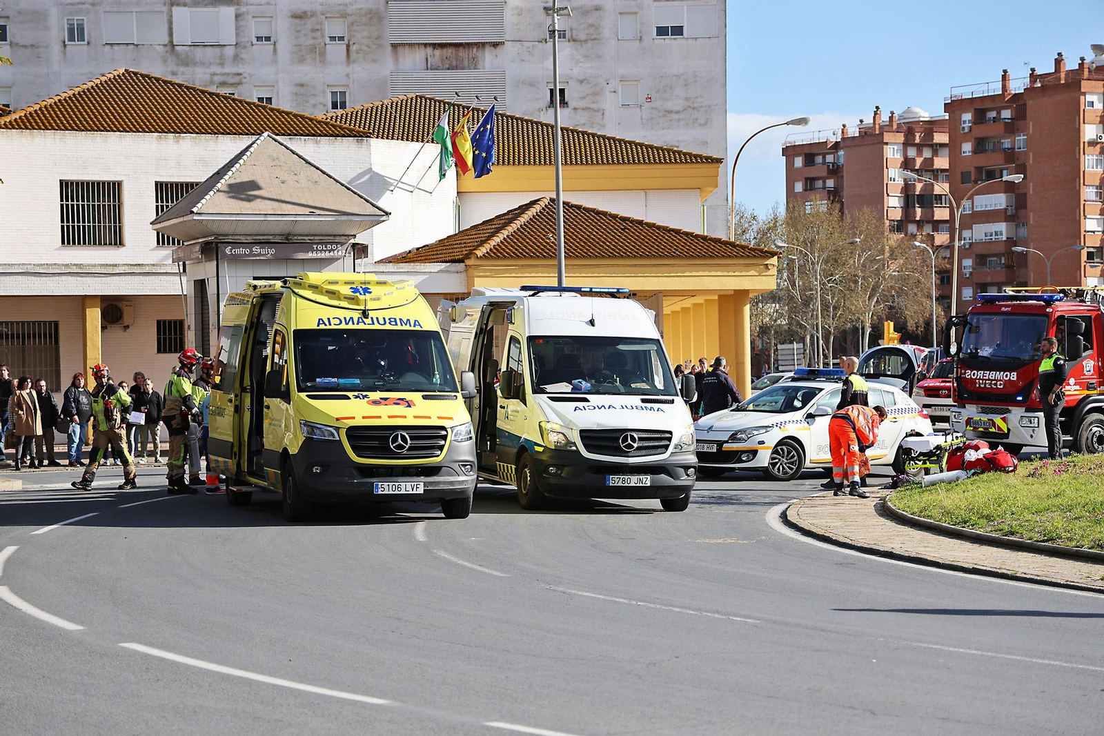 Las espectaculares imágenes de un coche accidentado que acabó en la fuente de la Avenida de Andalucía