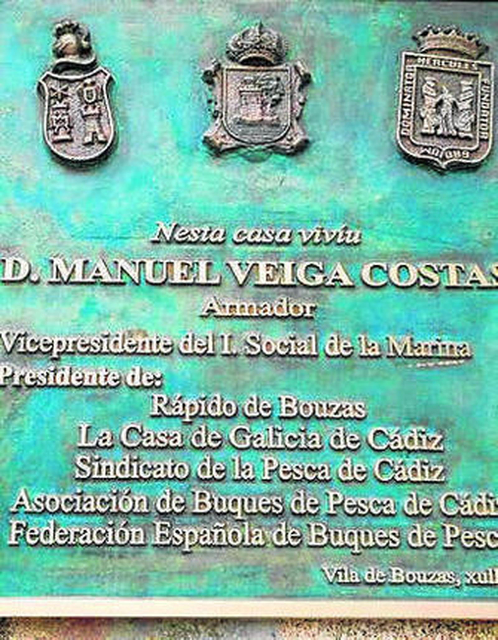 Placa colocada en honor de Veiga.