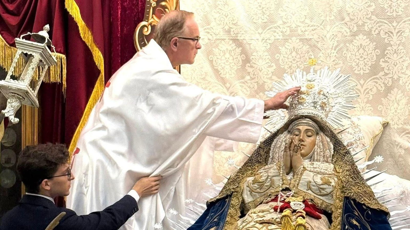 Imposición de la nueva corona durante el primer día de triduo.