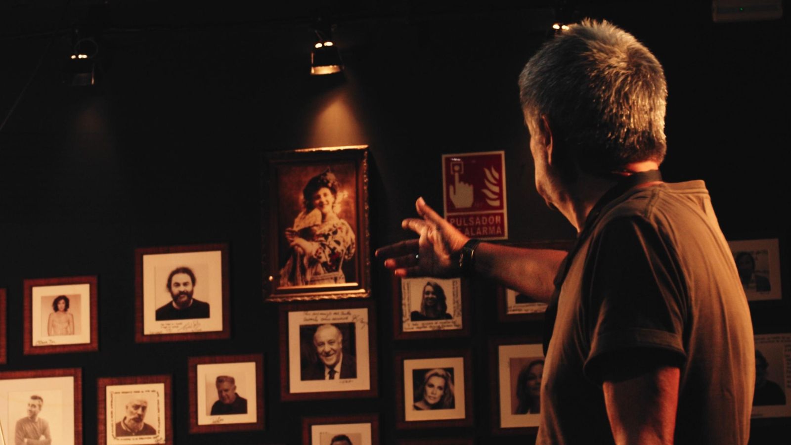 Guillermo Chavarría contemplando la imagen de Concha Robles.