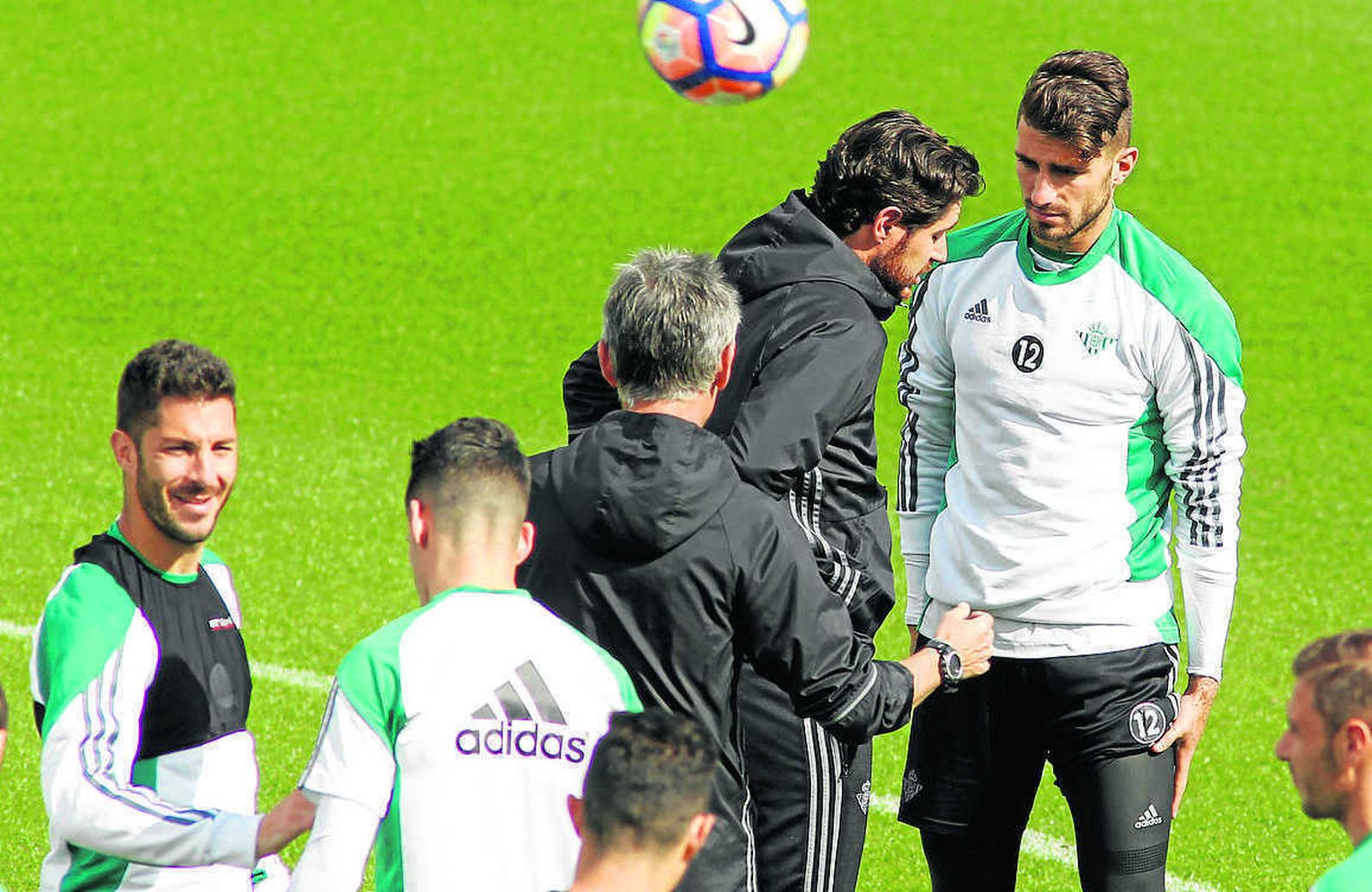 El técnico del Betis, Víctor Sánchez del Amo, charla con Piccini durante el entrenamiento de ayer.