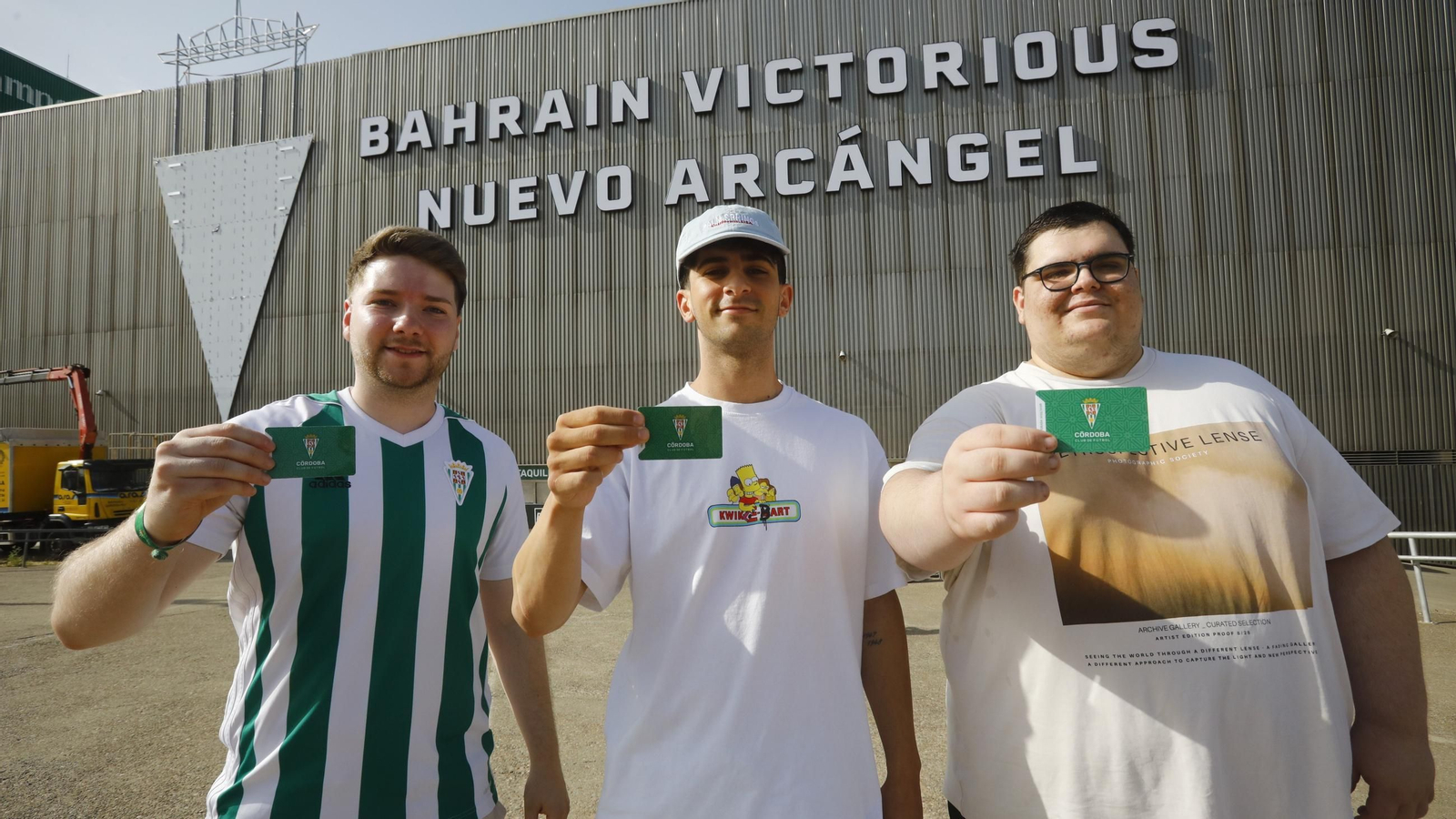 Alejandro Moreno, Gonzalo Romero y Javier Sanz, tres de los primeros abonados del Córdoba CF en renovar su carné.