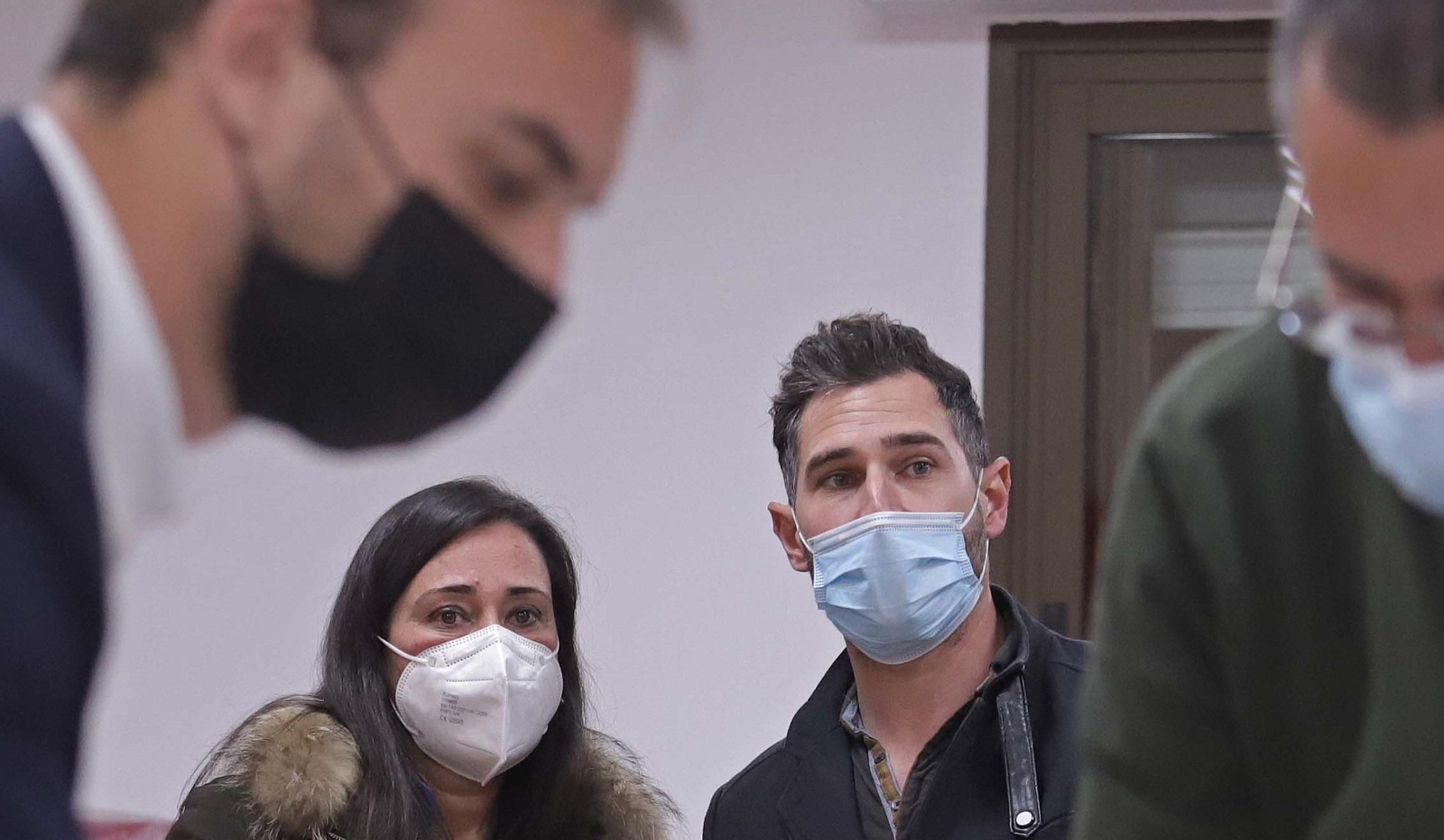 Rocío Arrabal y Fran Fernández, en la votación de la asamblea socialista del pasado 12 de febrero. En primer plano, Daniel Moreno.