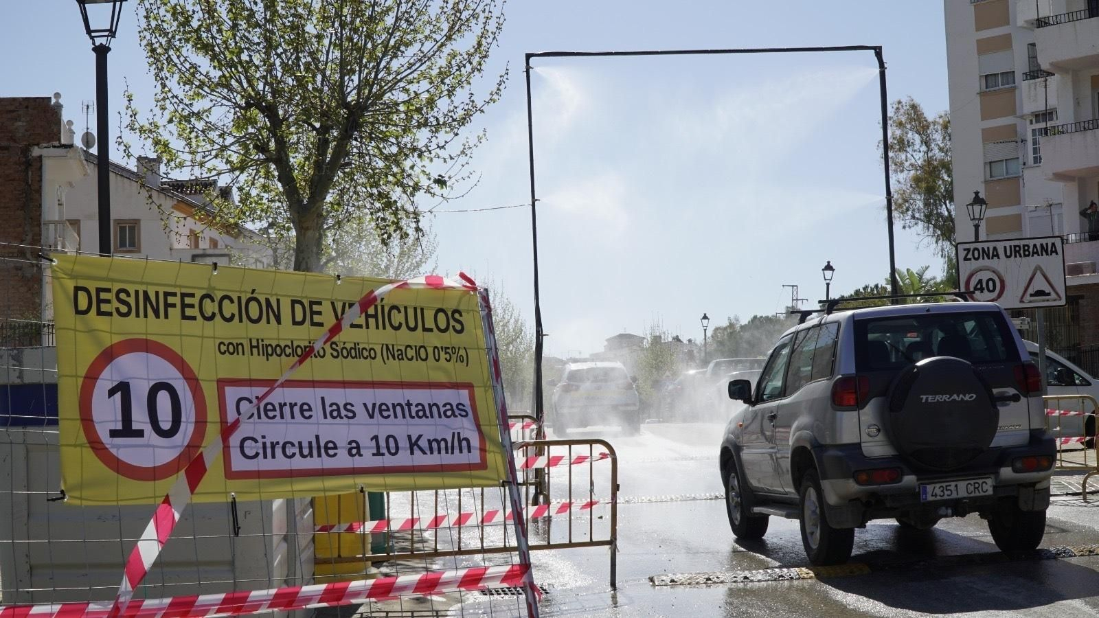 Arco de desinfección a la entrada de Alozaina