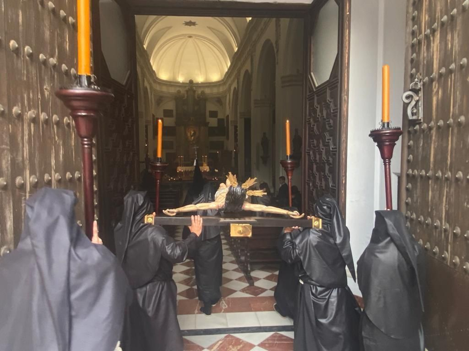 Traslado del Cristo de la Caridad de la capilla de la residencia de mayores a la parroquia.