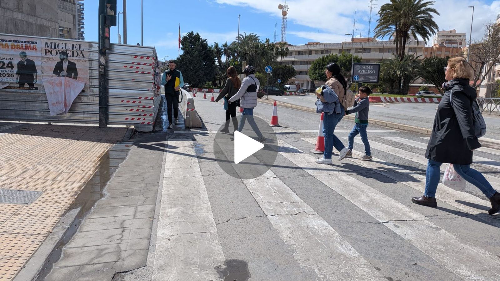 El acceso provisional junto a la estación de Almería obliga a peatones a avanzar en fila por un pasillo cada vez más estrecho.