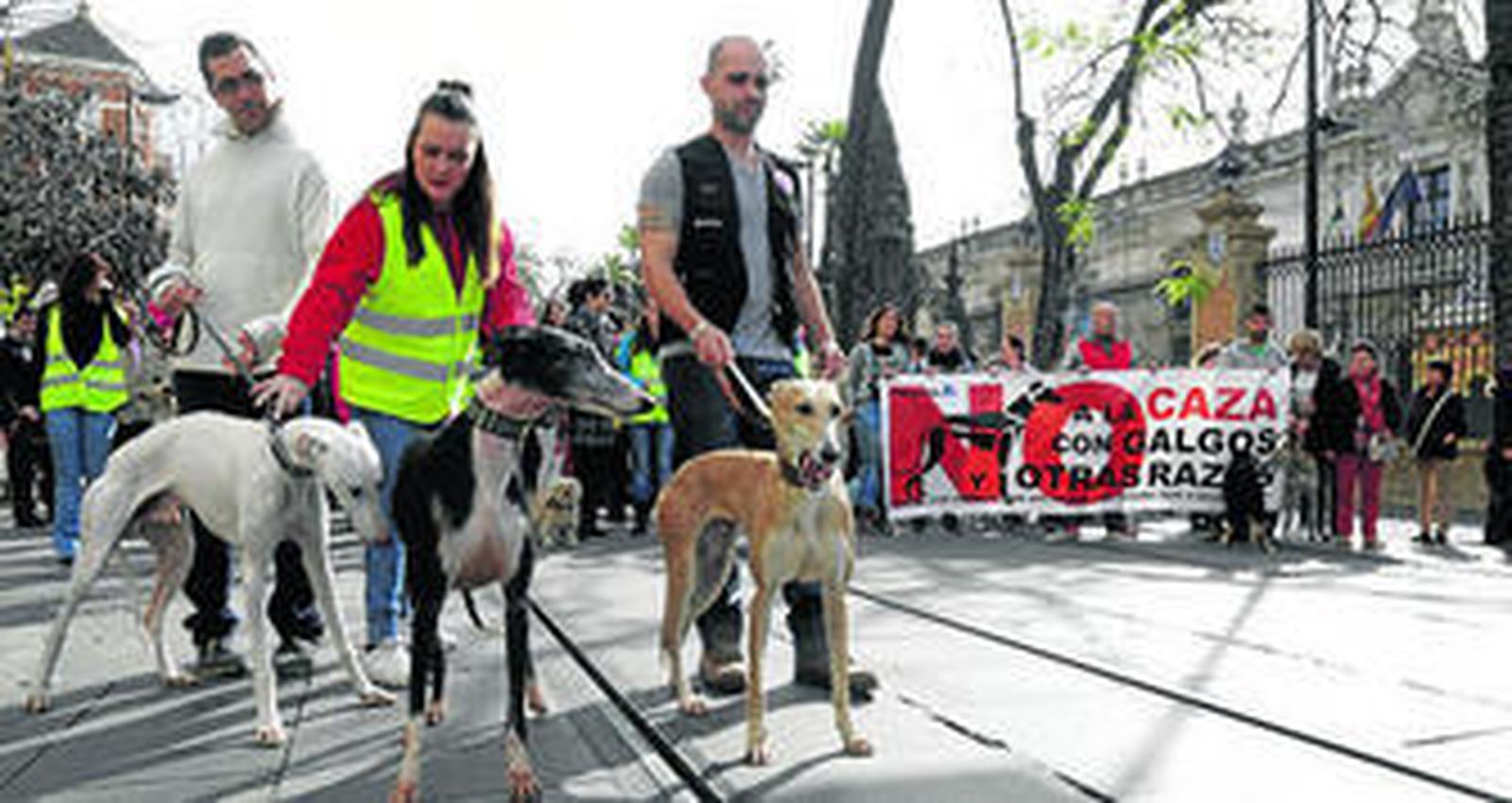Dueños de galgos con sus animales, ayer durante la protesta por el centro de Sevilla.
