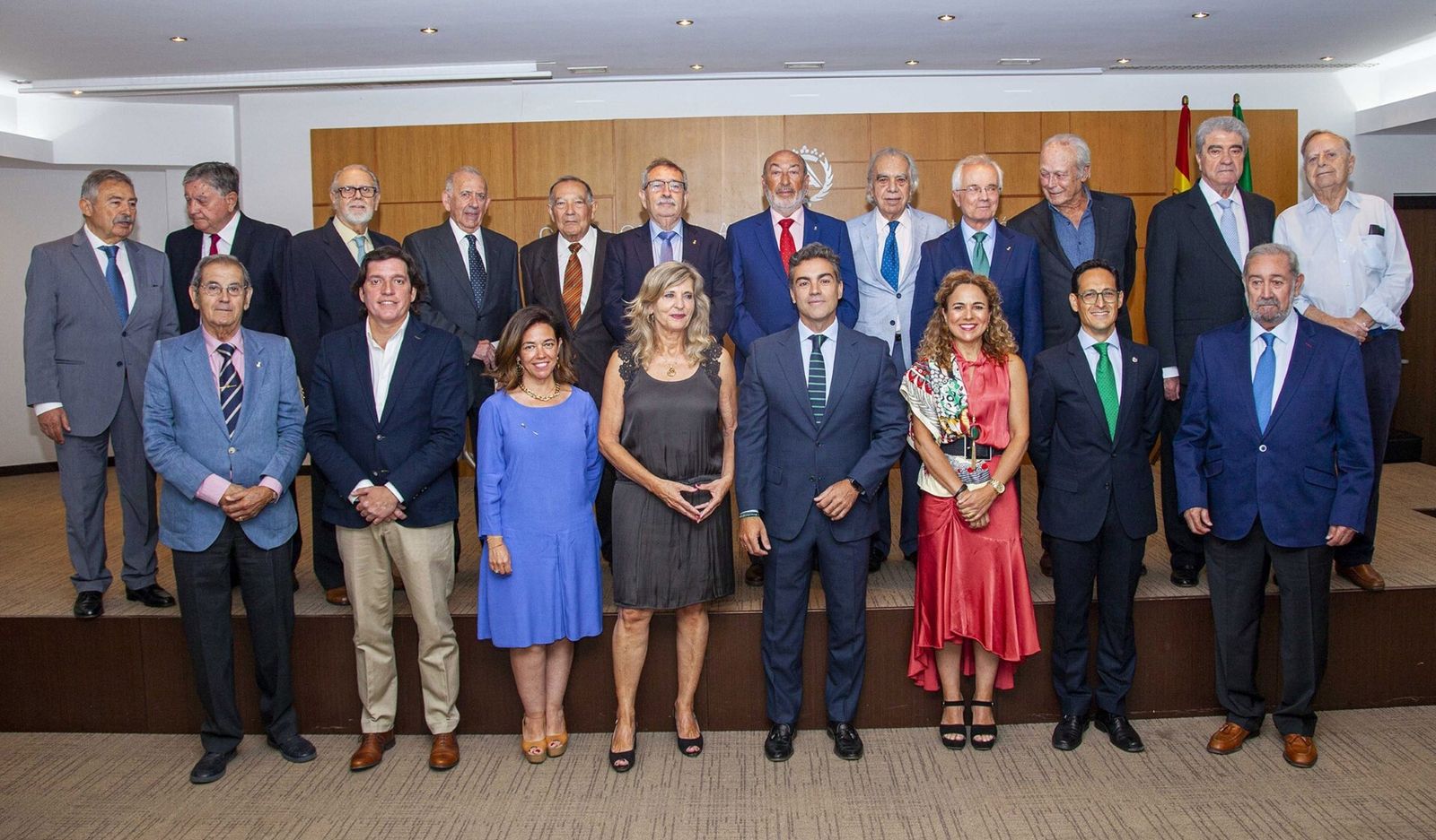 Los aparejadores galardonados por cumplir 50 años de colegiación, junto al presidente y los miembros de la junta de gobierno del Colegio de Aparejadores de Sevilla.