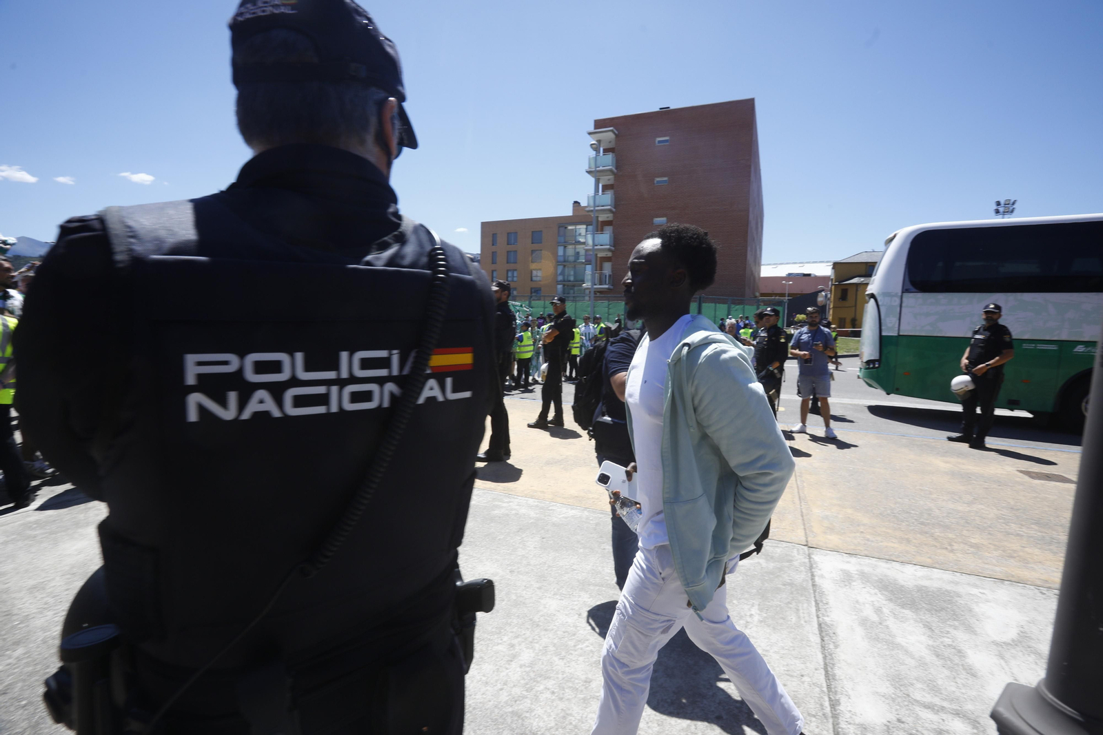 El Córdoba CF recibe el calor de su afición a su llegada a El Toralín antes del partido ante la Ponferradina El Córdoba CF recibe el calor de su afición a su llegada a El Toralín antes del partido ante la Ponferradina
