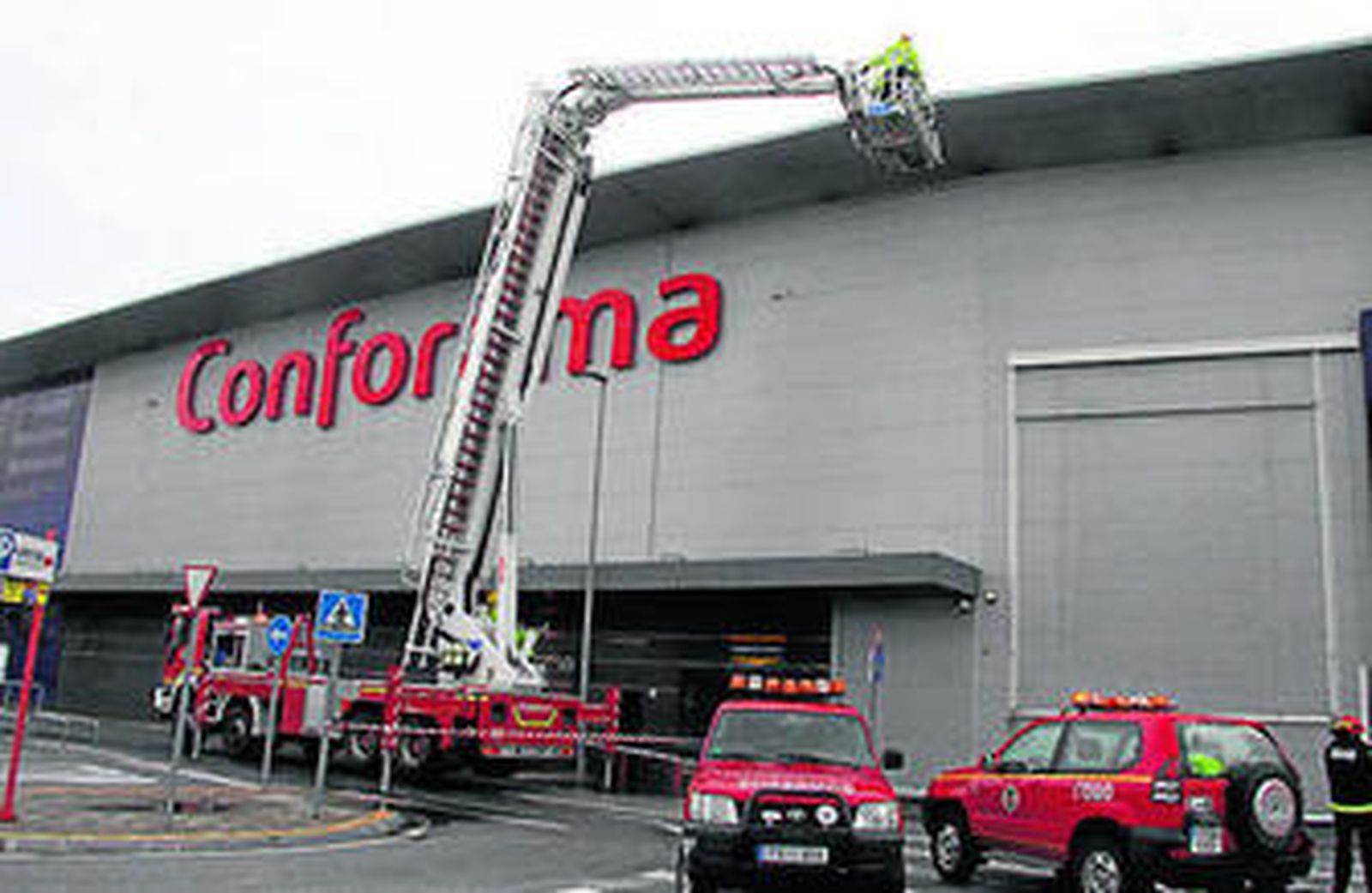 Momento en el que los bomberos acceden hasta donde estaban atrapados dos mendigos.