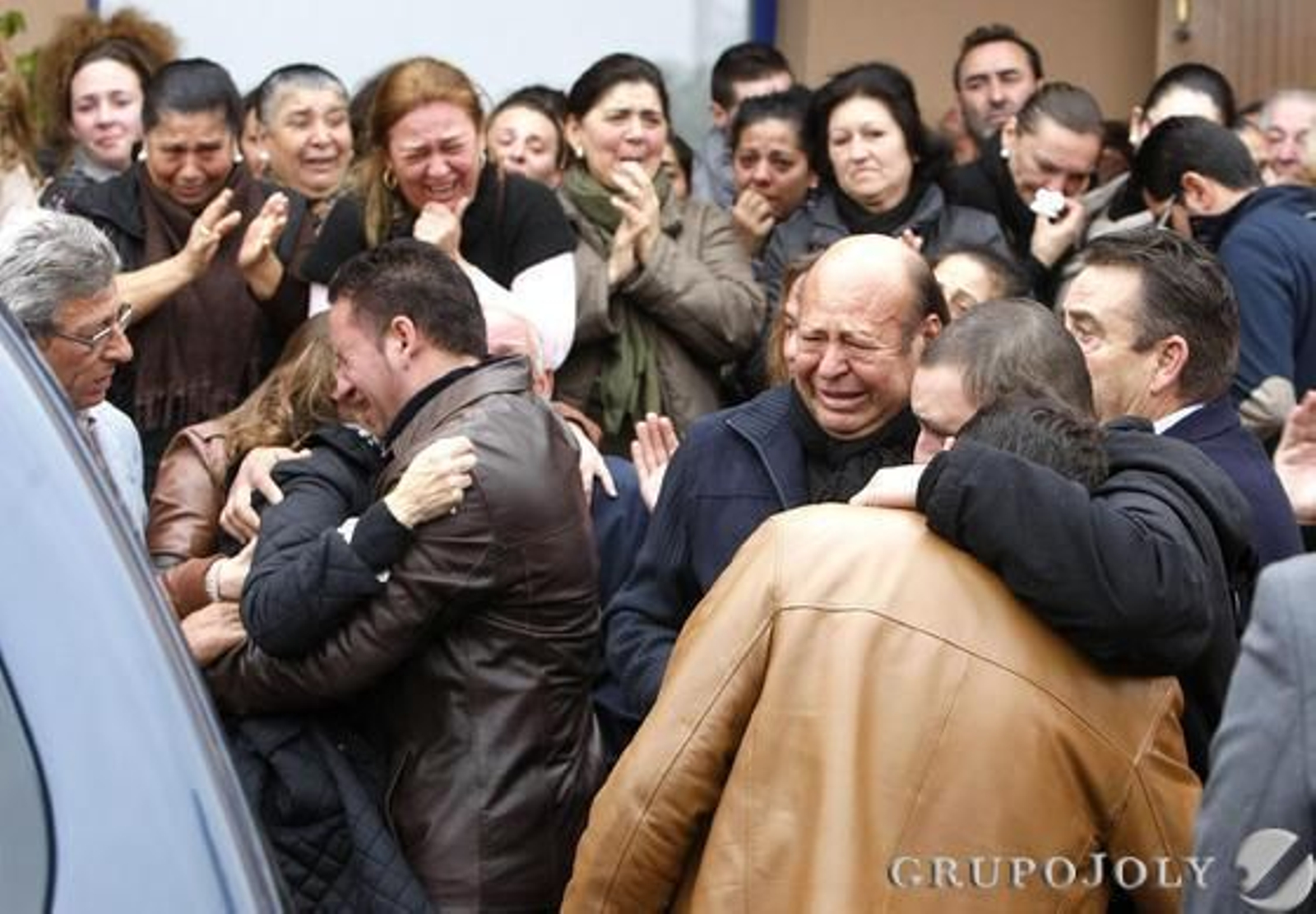 Manuel Moneo y el resto de familiares despiden con muchísimo dolor a Juan Moneo 'El Torta'.

Foto: Pascual