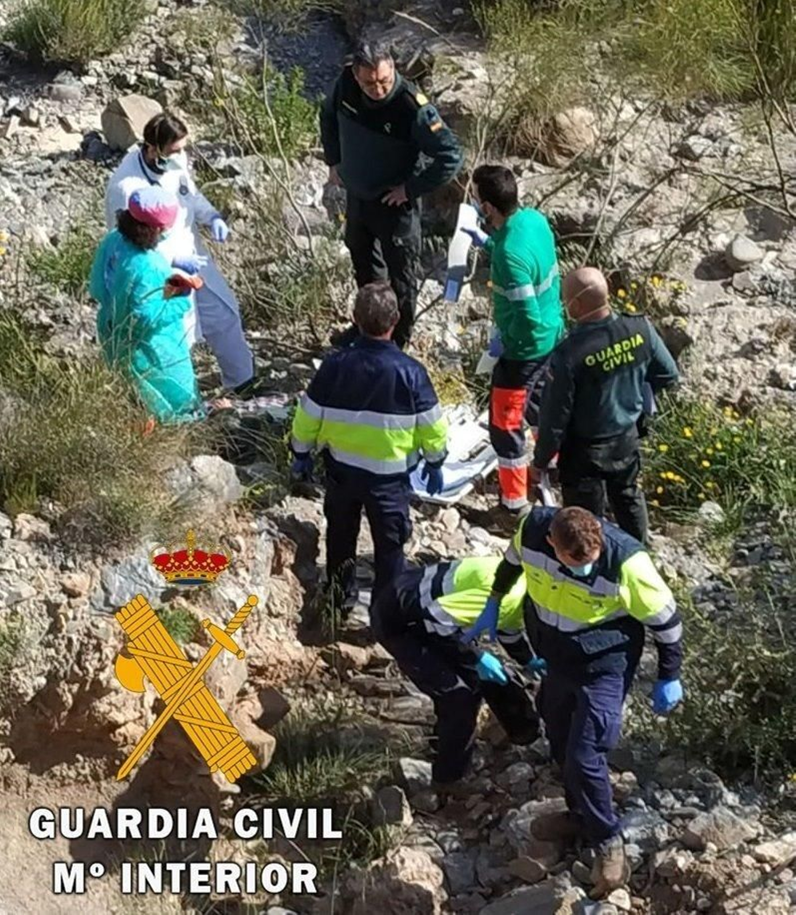 La Guardia Civil auxilia en Tabernas a una persona que cayó por un barranco de diez metros de profundidad