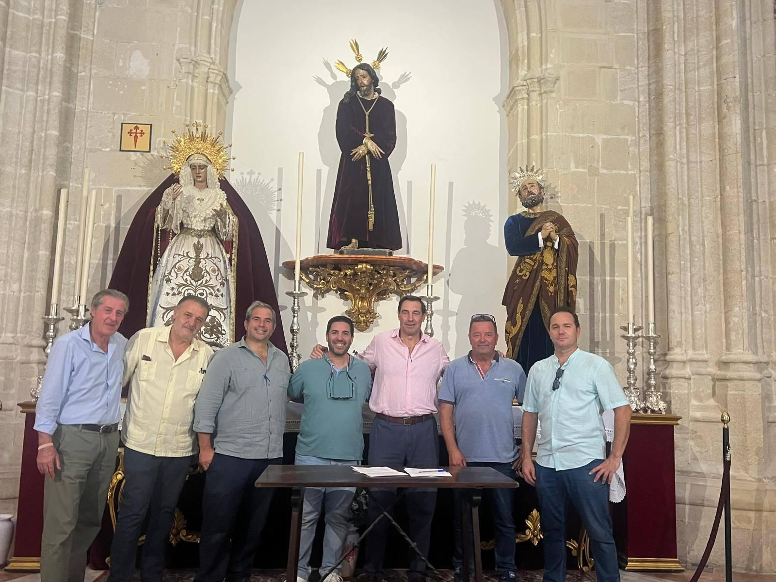 Javier Maldonado, junto a los responsables de la ebanistería, capataz y miembros de la junta.