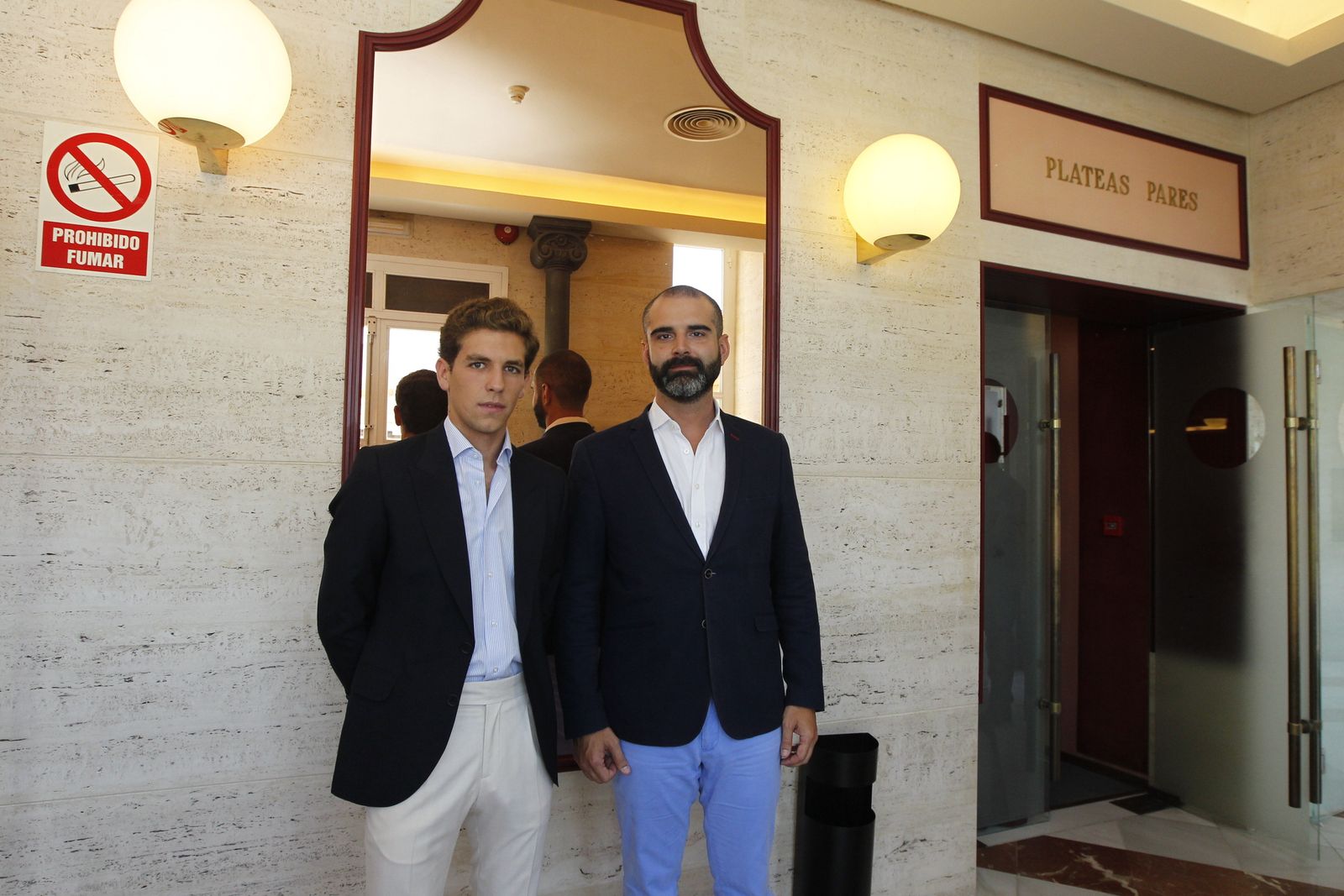 Fotogalería entrega capote de paseo al torero Ginés Marín. Feria de Almería 2019