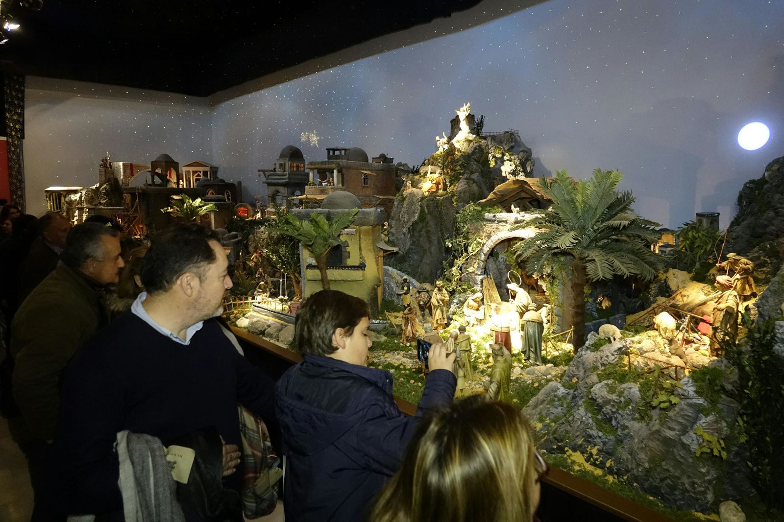 El Belén fue muy visitado tras su inauguración, ayer.