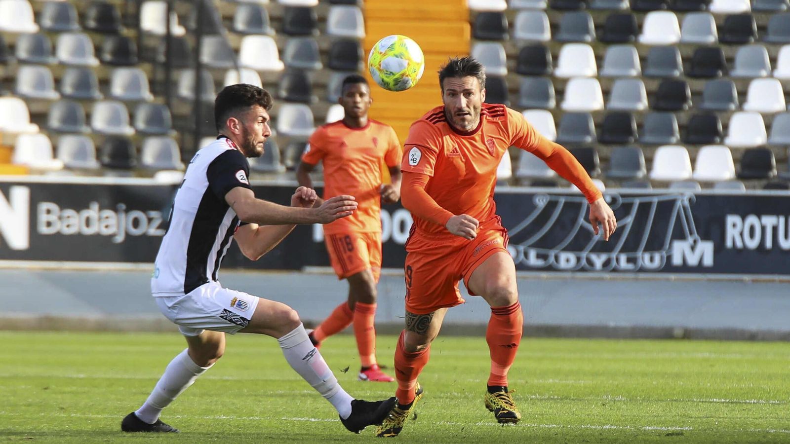 Piovaccari se lleva el balón ante el central del Badajoz Pablo Vázquez.