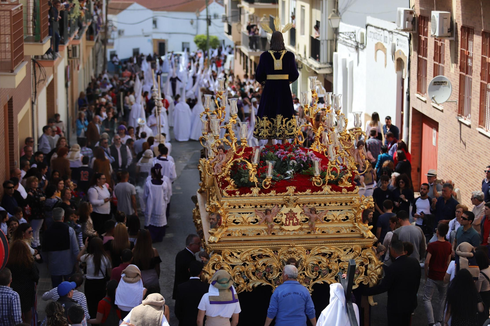 Imágenes del recorrido de la Hermandad del Cristo Cautivo de Huelva