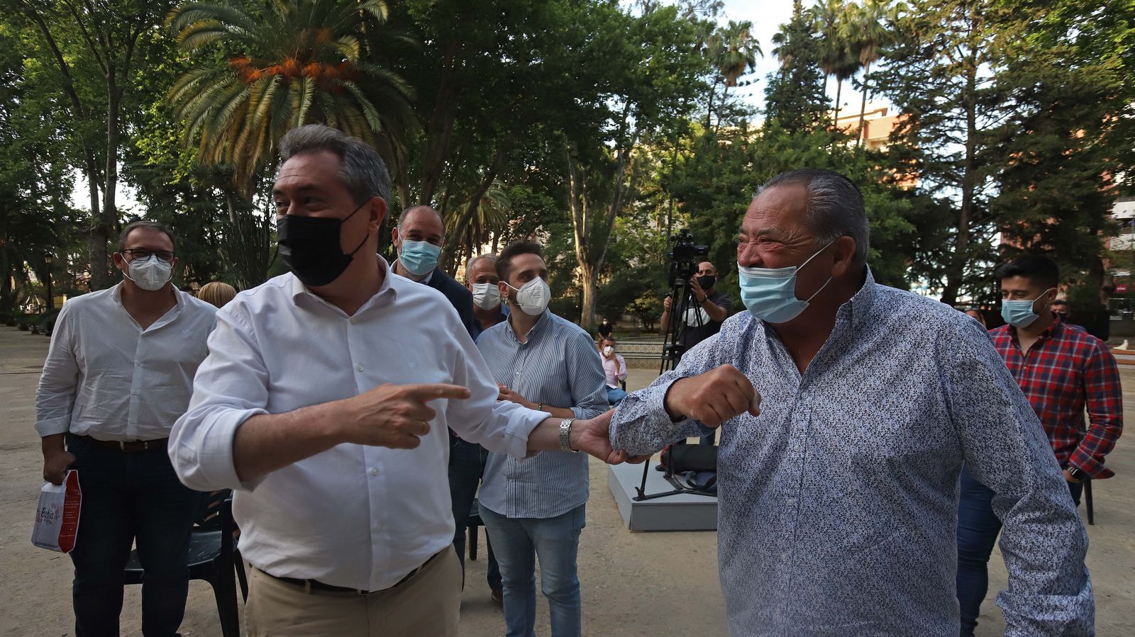 Fotos de Juan Espadas con simpatizantes del Psoe en Algeciras