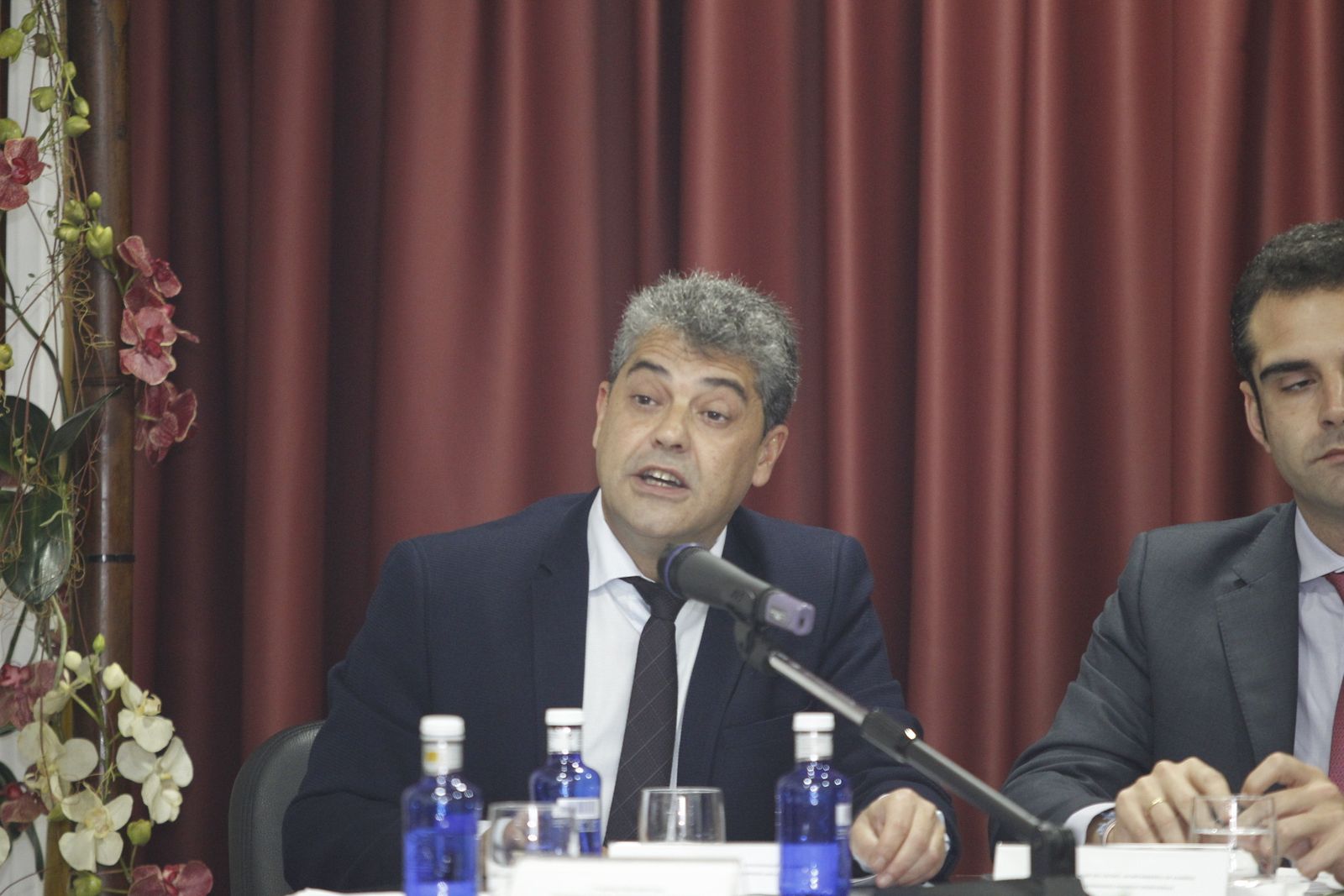 Foto de familia de las autoridades y los premiados en el salón de actos del Colegio de Enfermería.