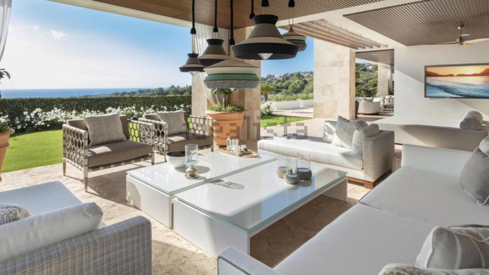 Una de las terrazas de la villa. Una de las terrazas de la villa.