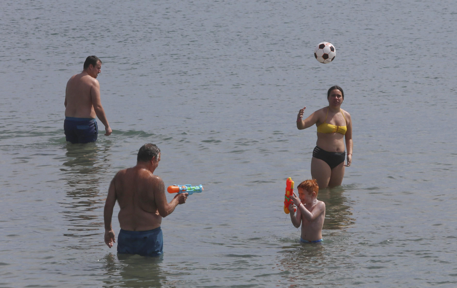 Un domingo de playa en Málaga, en fotos.