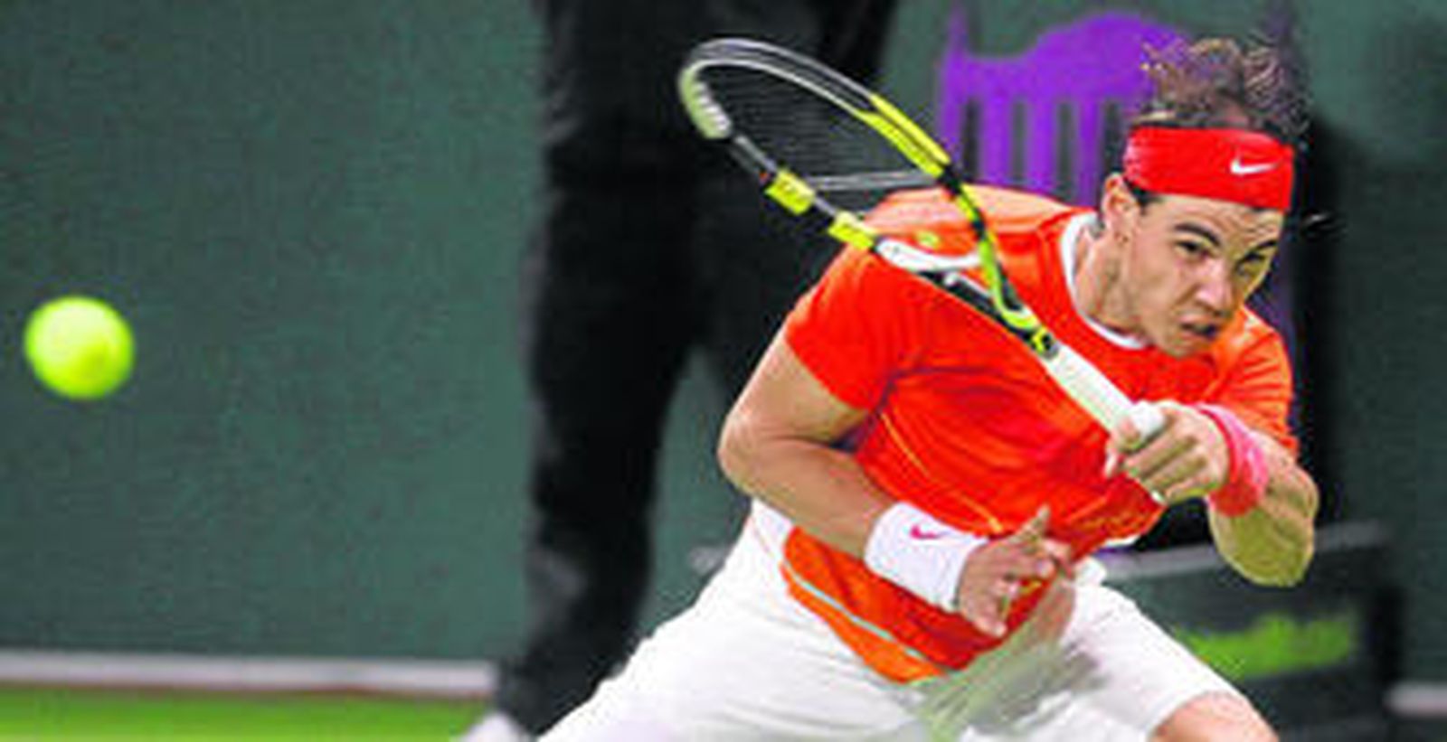 Rafa Nadal se estira para devolver una bola a Nikolay Davydenko.