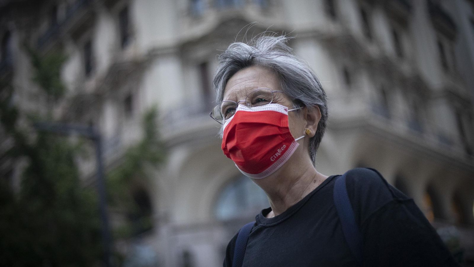 Los manifestantes portaron mascarillas rojas y negras.