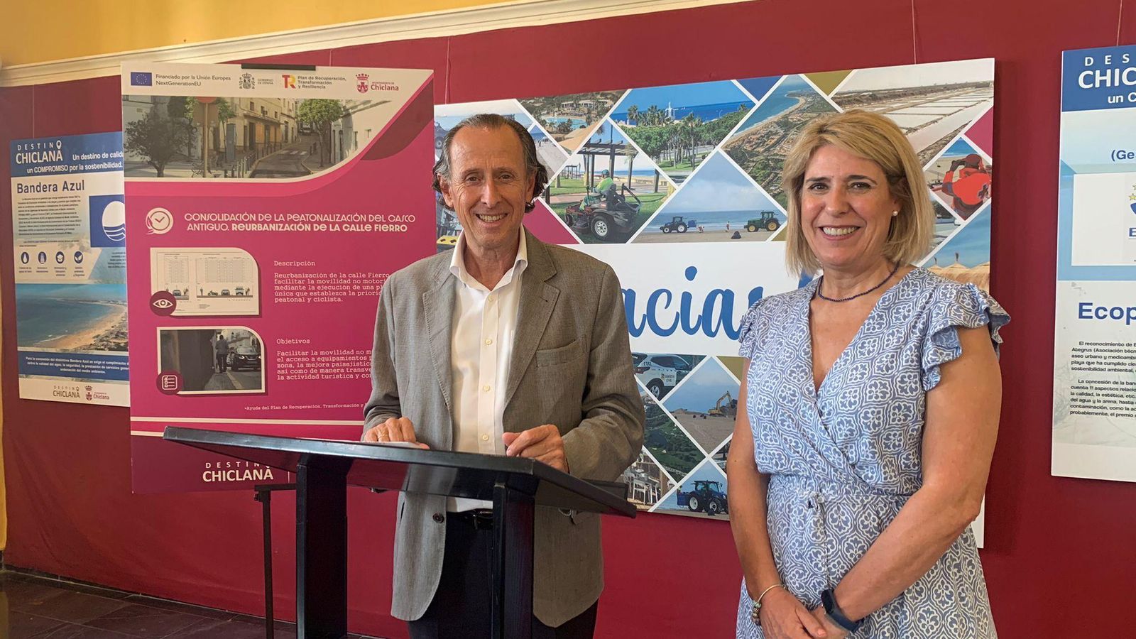 El alcalde de la ciudad, José María Román, en rueda de prensa junto a la delegada  de Vías y Obras, Mª Ángeles Martínez Rico.