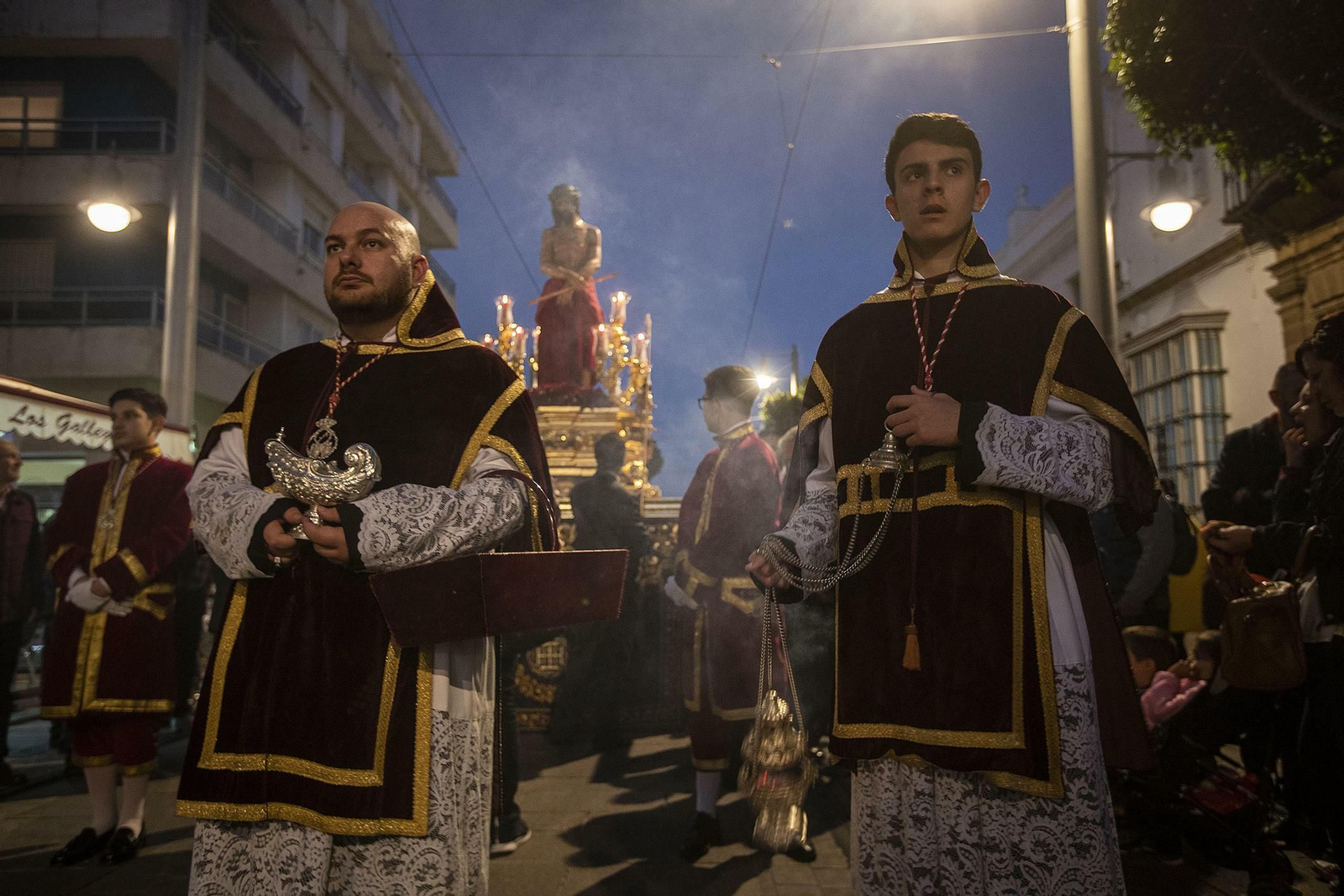 Acólitos que acompañaban a la imagen de Jesús del Ecce Homo.