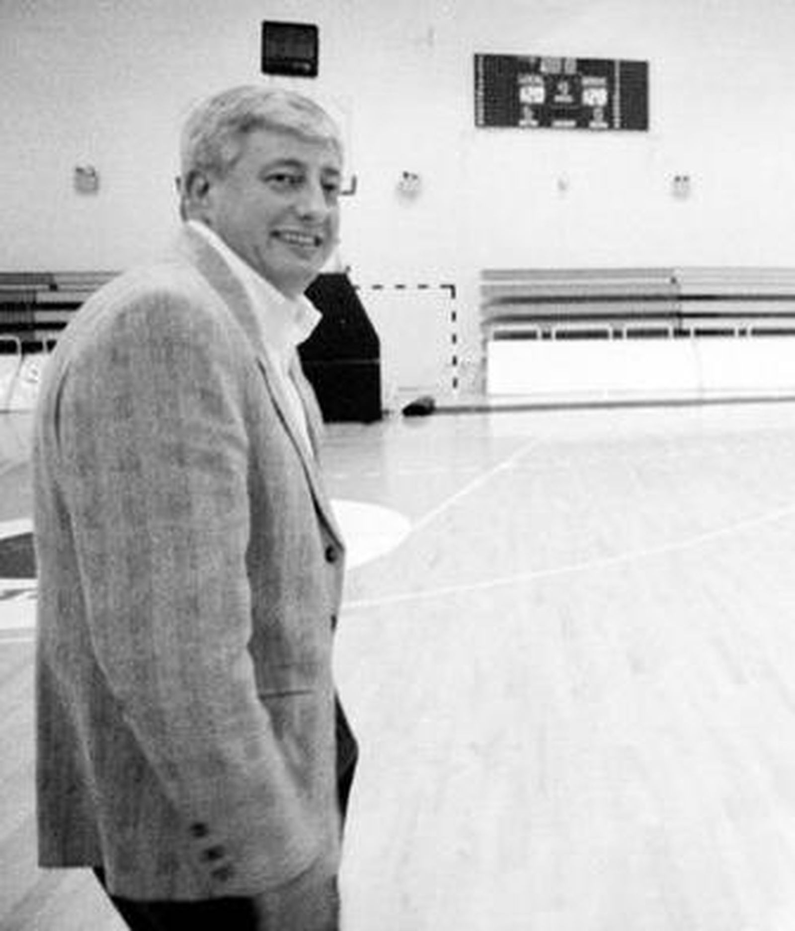 1 a 6. Diferentes imágenes de Manuel Pirulo Fernández durante su etapa en Los Barrios entre 1997 y 2000. 2. El técnico gallego, junto al base Rafa Monclova. 3. Pirulo conversa con Lolo Sainz, seleccionador nacional./ Fotos: Archivo de Europa Sur