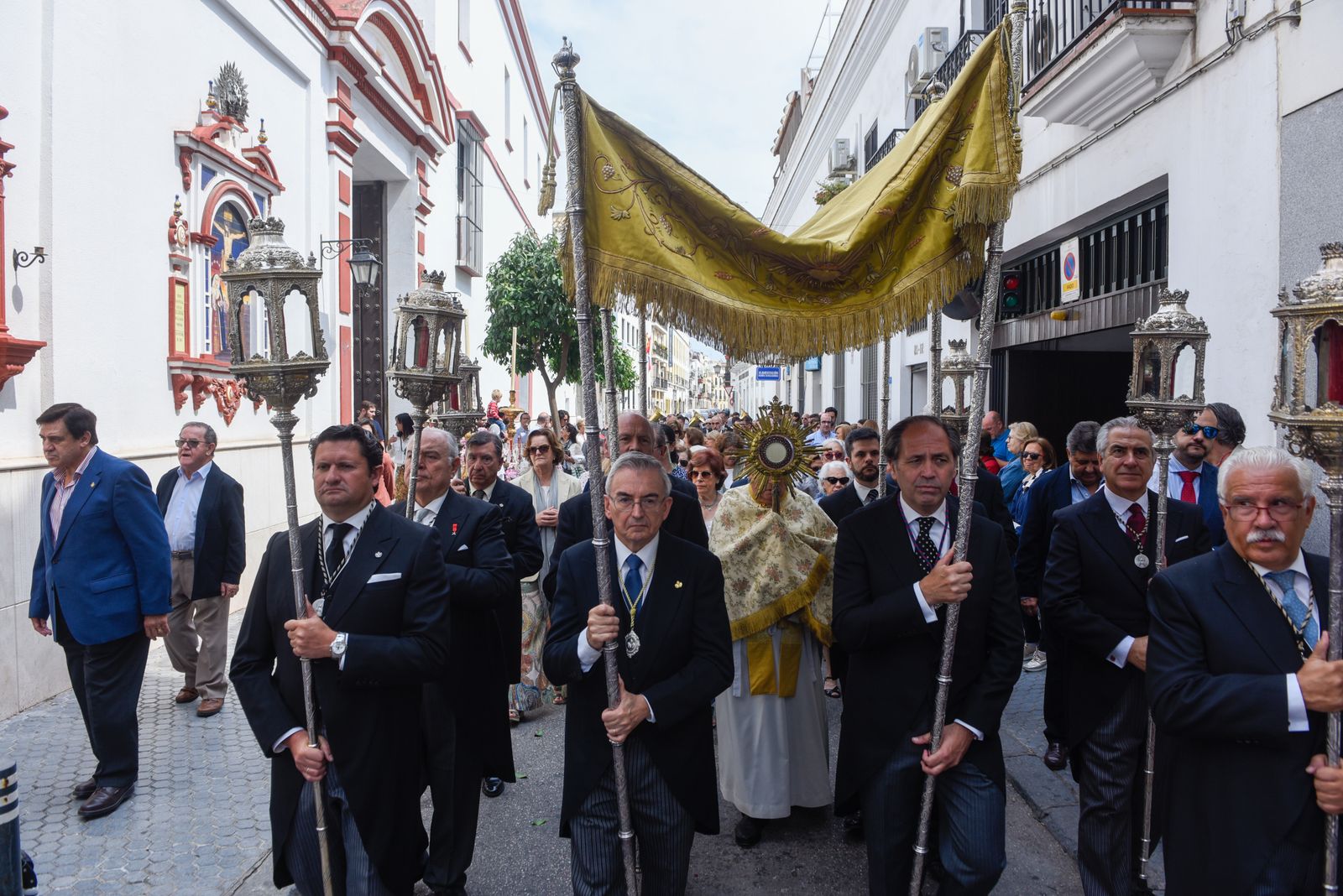 La procesión eucarística de la Parroquia de San Lorenzo, en imágenes