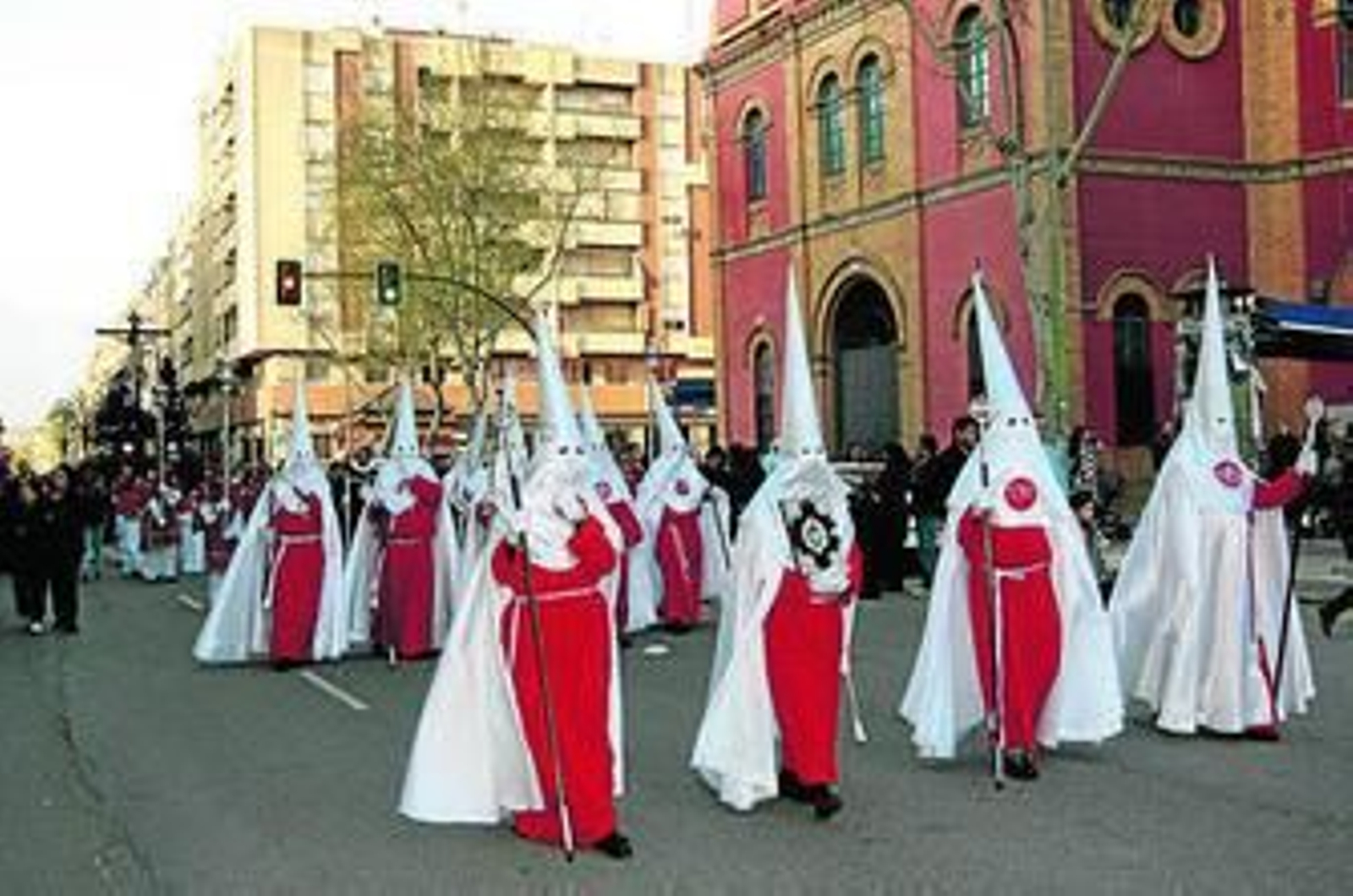 La comitiva alcanza la plaza de toros en búsqueda del centro.